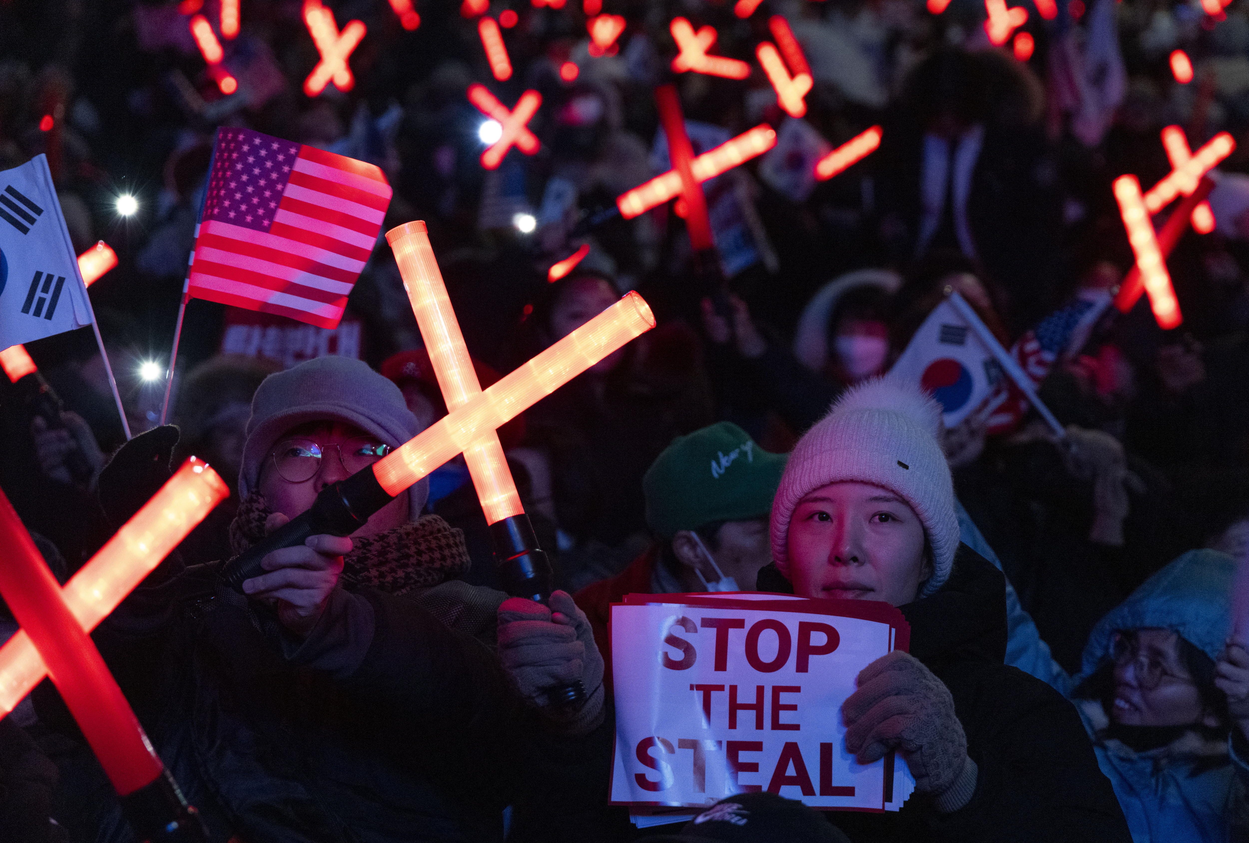 Seoul (Republic Of Korea), 31/12/2024.- Supporters of South Korean President Yoon Suk Yeol take part in a rally near the presidential residence in Seoul, South Korea, 31 December 2024. A Seoul court on 31 December issued a warrant to detain impeached President Yoon Suk Yeol over his botched martial law imposition. (Protestas, Corea del Sur, Seúl) EFE/EPA/JEON HEON-KYUN