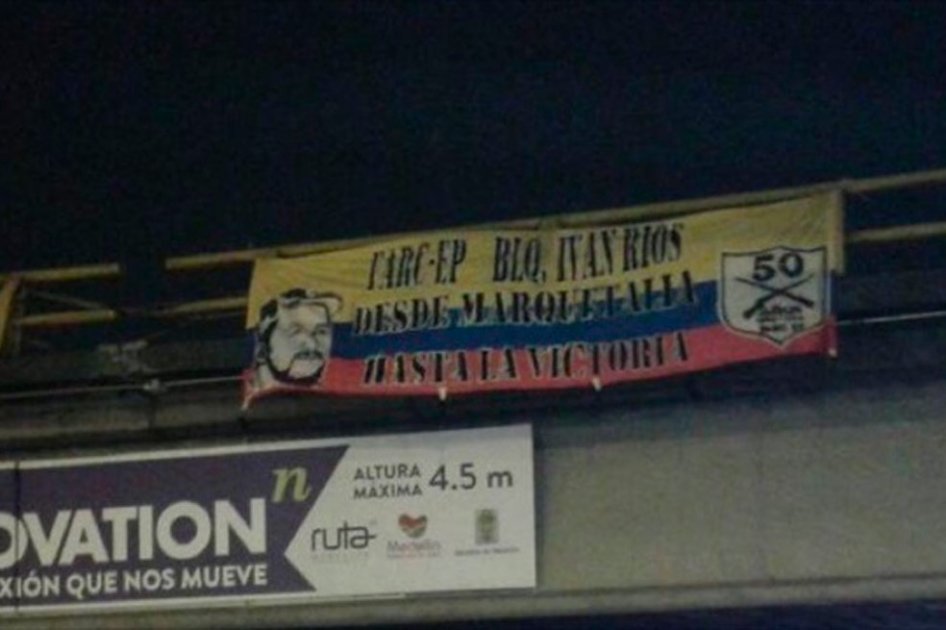 Farc instalan pancartas alusivas a la agrupación en puentes de Medellín