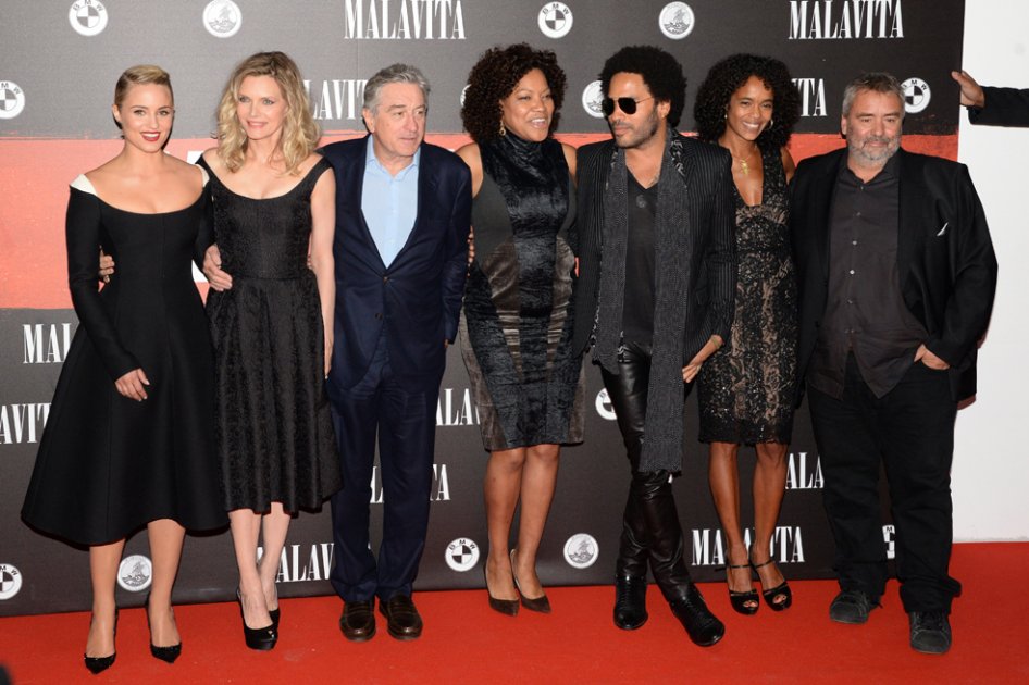 Dianna Agron, Michelle Pfeiffer, Robert De Niro y su esposa Grace Hightower, el cantante Lenny Kravitz, Virginie Silla y su esposo Luc Besson posan en París.