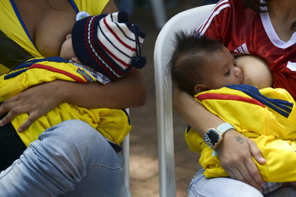 100 madres amamantaron en público en Medellín buscando récord mundial
