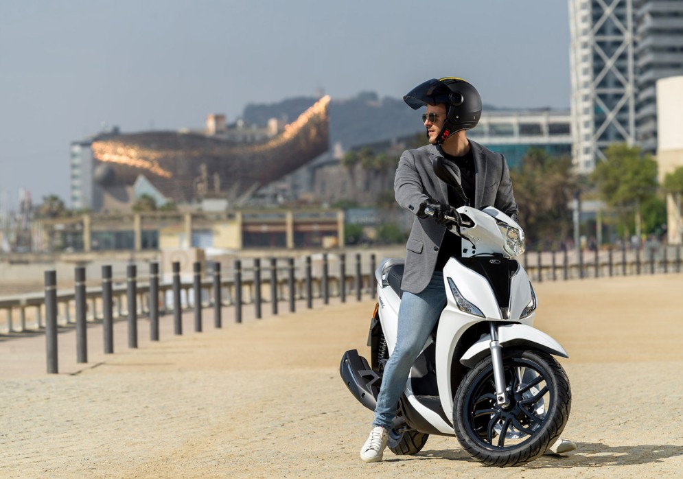 ¿Por qué la mayoría de motos no tienen reversa y cómo retroceder correctamente?