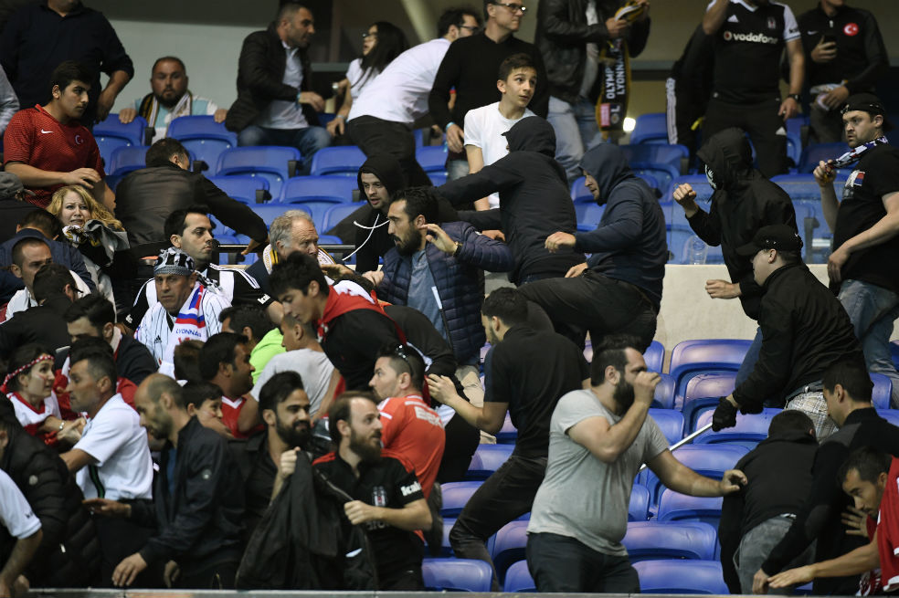 Enfrentamientos entre hinchas del Lyon y el Besiktas. / AFP