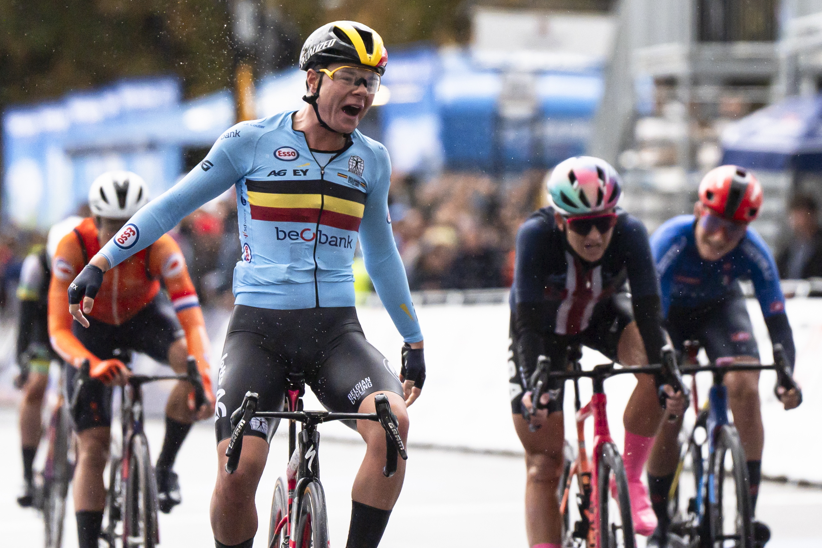 Zurich (Switzerland Schweiz Suisse), 28/09/2024.- Lotte Kopecky of Belgium celebrates winning the Women Elite Road Race at the 2024 UCI Road and Para-cycling Road World Championships in Zurich, Switzerland, 28 September 2024. (Ciclismo, Bélgica, Suiza) EFE/EPA/Til Buergy