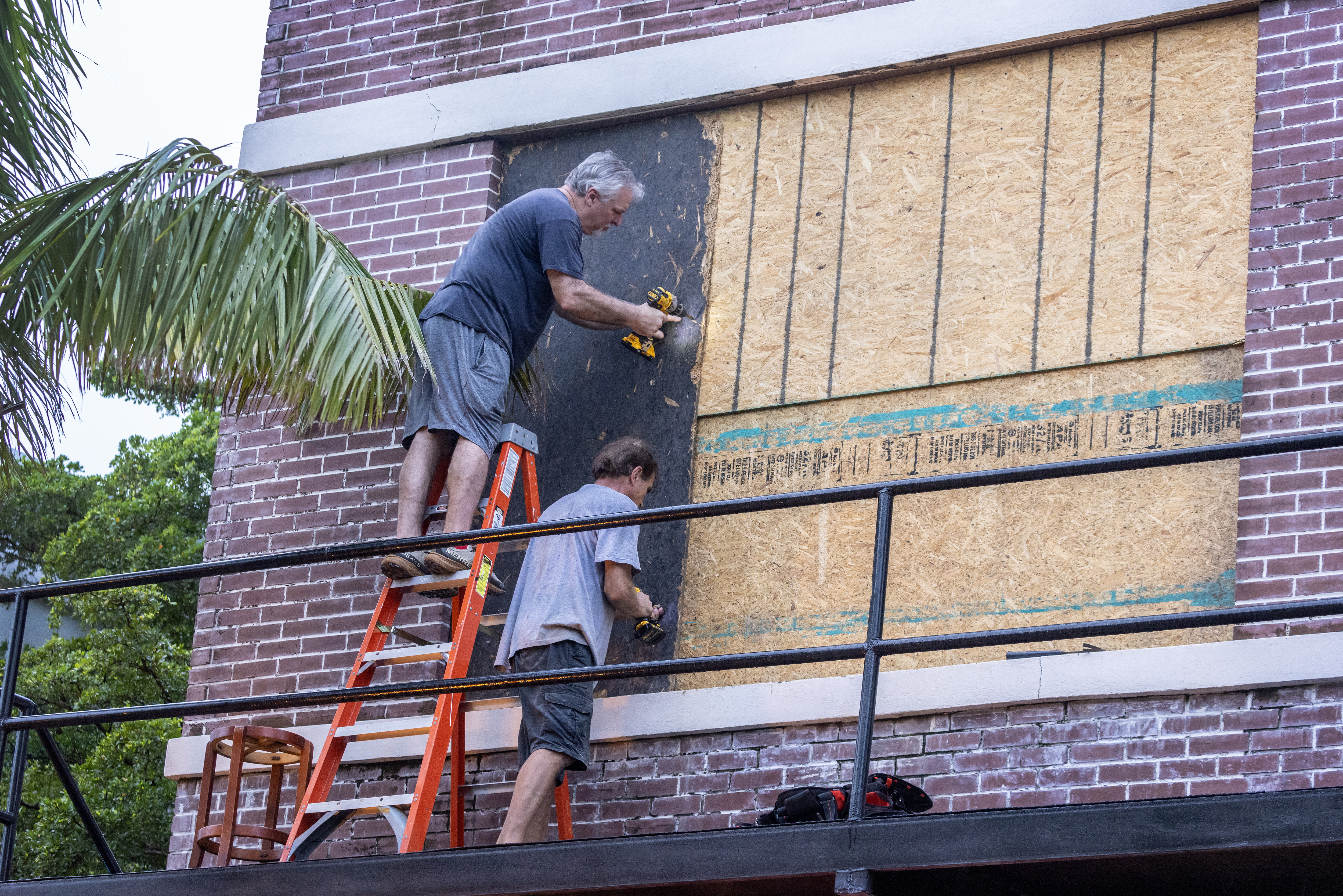 Fort Myers (United States), 08/10/2024.- Fort Myers residents place plywood over second floor windows as they prepare for Hurricane Milton in Fort Myers, Florida, USA, 08 October 2024. According to the National Hurricane Center's Live Hurricane Tracker, Hurricane Milton is set to make landfall on the west coast of Florida on the evening of 09 October. After rapidly intensifying into a Category 5 storm on 07 October, Milton is expected to weaken as it reaches shore but will still bring significant weather impacts across the state. (tormenta) EFE/EPA/CRISTOBAL HERRERA-ULASHKEVICH