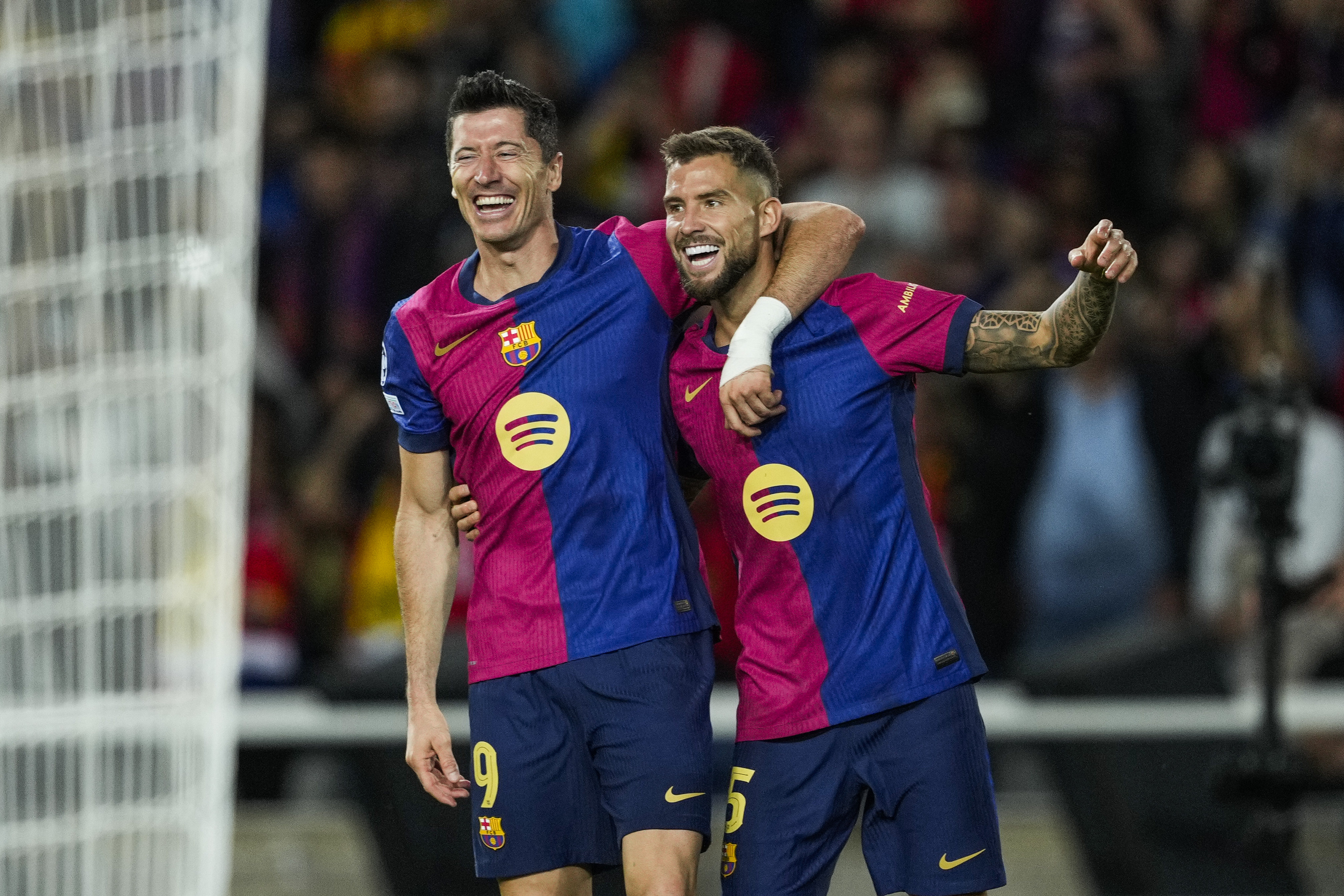 BARCELONA, 01/10/2024.- El delantero del FC Barcelona Robert Lewandowski (i) celebra con Íñigo Martínez su segundo gol, cuarto del equipo blaugrana, durante el encuentro correspondiente a la segunda jornada de la Liga de Campeones que disputan hoy martes FC Barcelona y Young Boys en el Estadio Olímpico Lluis Companys, en Barcelona. EFE/Alejandro García