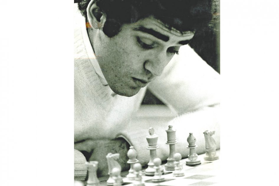 El maestro detrás del tablero