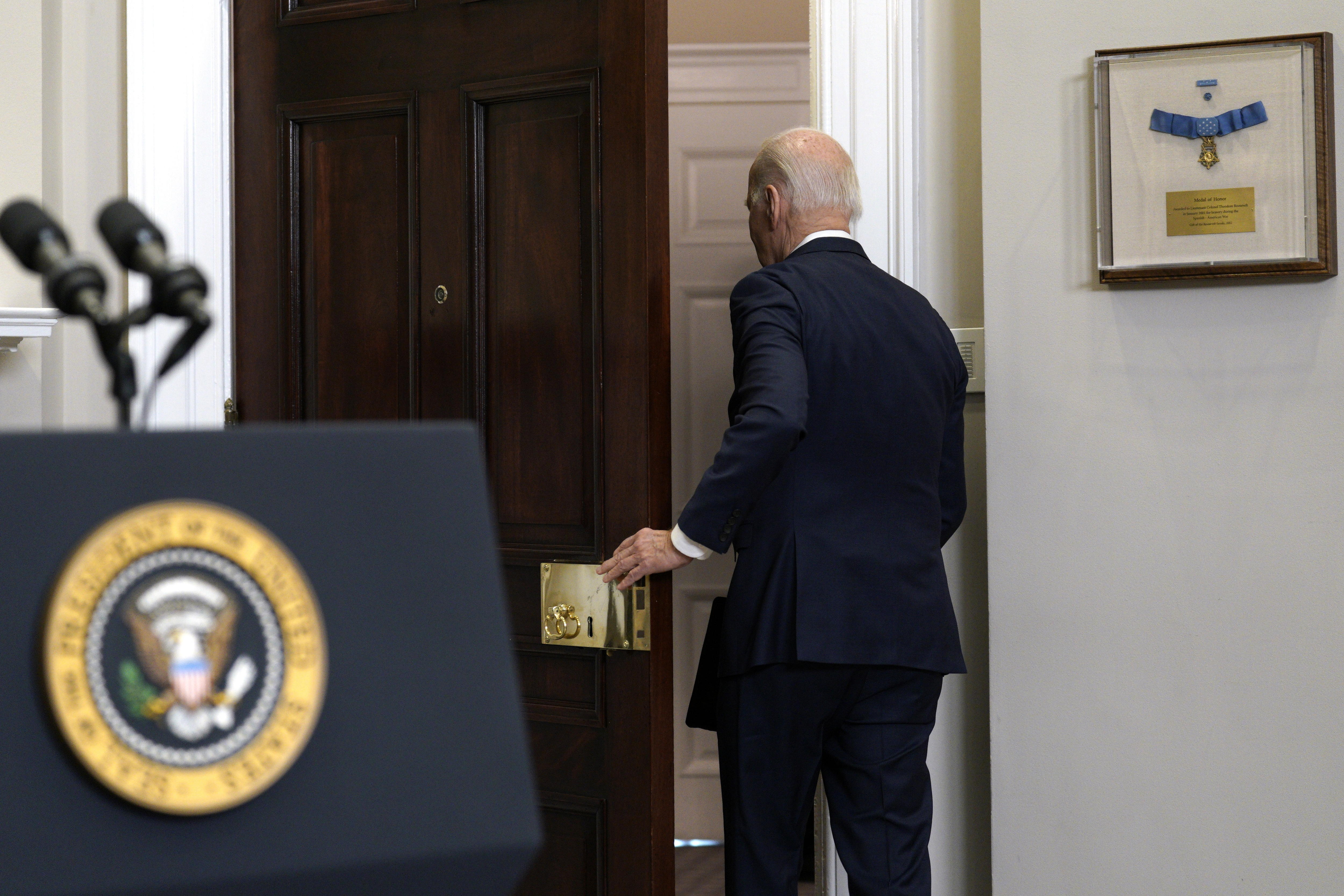 Washington (Usa), 16/02/2024.- US President Joe Biden leaves after delivering remarks on the reported death of Aleksey Navalny in the Roosevelt Room at the White House in Washington, DC, USA, 16 February 2024. US President Biden said 'Make no mistake, Putin is responsible for Navalny's death' during a press conference. Russian opposition leader and outspoken Kremlin critic Alexey Navalny has died aged 47 in a penal colony, the Federal Penitentiary Service of the Yamalo-Nenets Autonomous District announced on 16 February 2024. A prison service statement said that Navalny 'felt unwell' after a walk on 16 February, and it was investigating the causes of his death. In late 2023 Navalny was transferred to an Arctic penal colony considered one of the harshest prisons. (Rusia) EFE/EPA/YURI GRIPAS / POOL