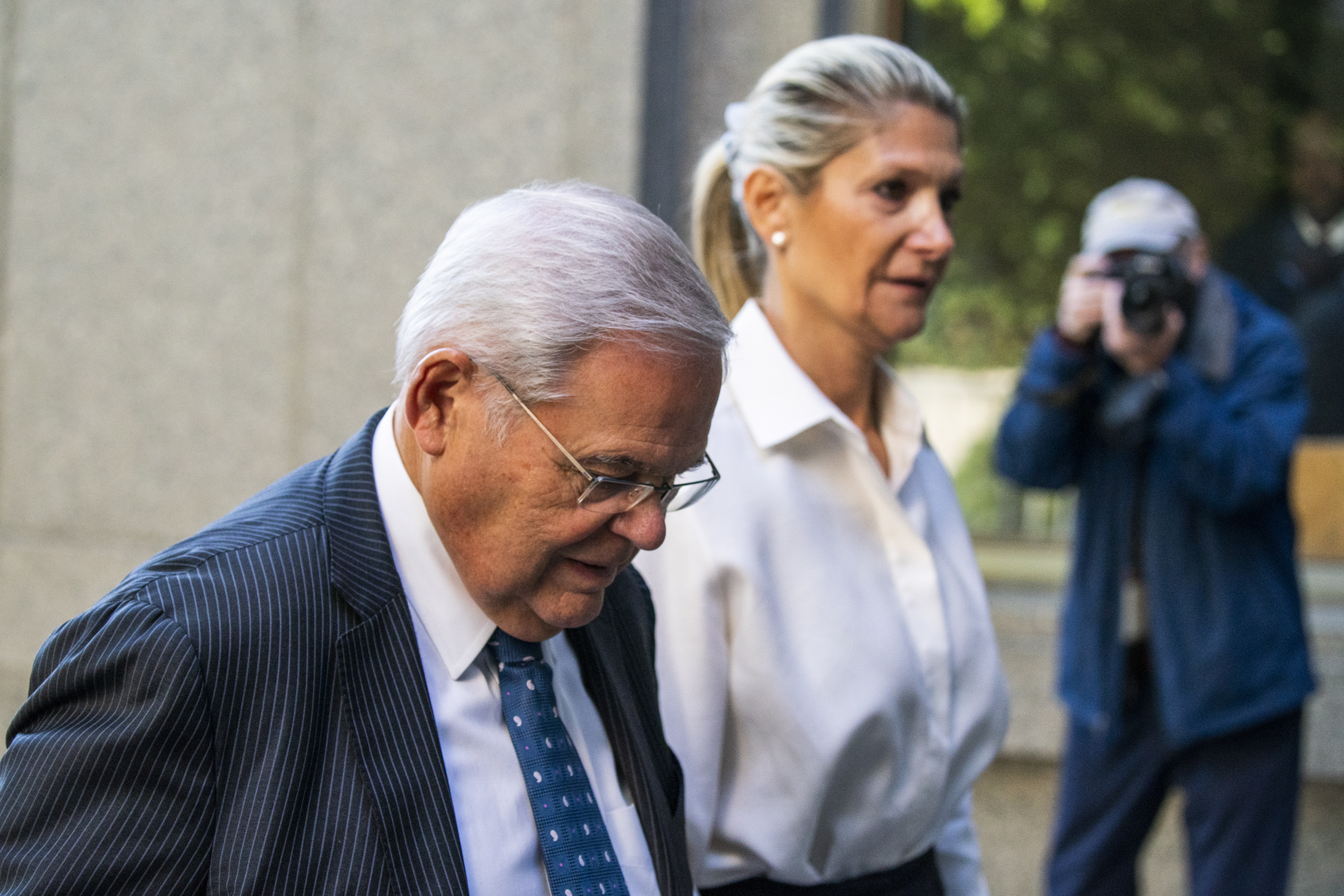 New York (United States), 27/09/2023.- Democratic Senator from New Jersey Bob Menendez, (L) and his wife Nadine Menendez arrive to the Manhattan federal court in New York, New York, USA, 27 September 2023. Senator Menendez and his wife Nadine and three New Jersey businessmen are accused of bribery scheme, including conspiracy to commit bribery, conspiracy to commit honest services fraud and conspiracy to commit extortion under color of official right. (Nueva York) EFE/EPA/EDUARDO MUNOZ