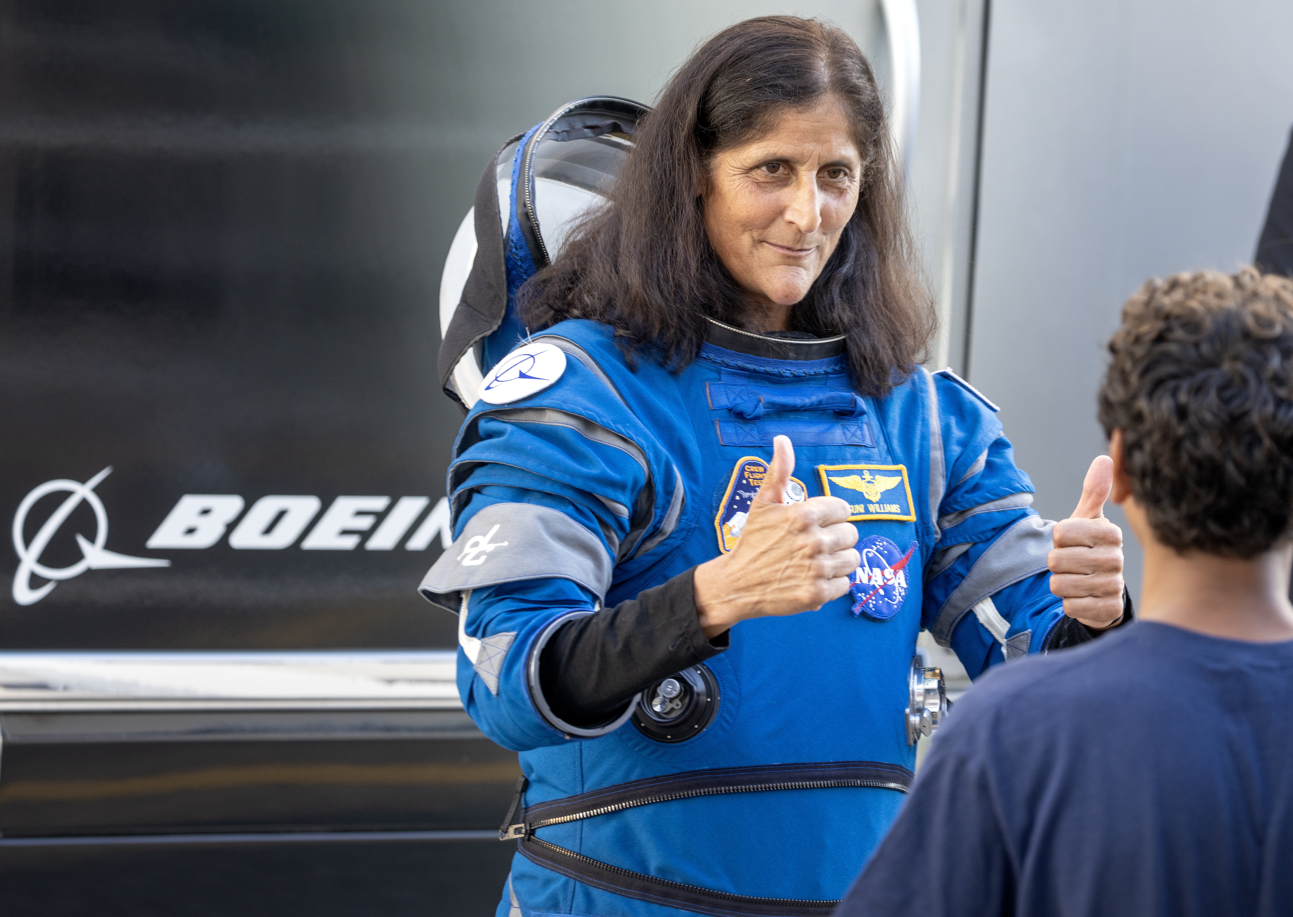 Titusville (United States), 05/06/2024.- Member of the NASA Boeing Crew Flight Test Suni Williams of the National Aeronautics and Space Administration (NASA), pitches NASA-Boeing Mission gestures as she walks out of the Neil A. Armstrong Operations and Checkout Building to the Space Launch Complex-41 in Titusville, Florida, USA, 05 June 2024. Williams and her colleague Butch Wilmore will launch aboard Boeing's Starliner spacecraft on a United Launch Alliance Atlas V rocket. The flight test serves as an end-to-end demonstration of Boeing's crew transportation system and will carry NASA astronauts Wilmore and Williams to and from the International Space Station. EFE/EPA/CRISTOBAL HERRERA-ULASHKEVICH