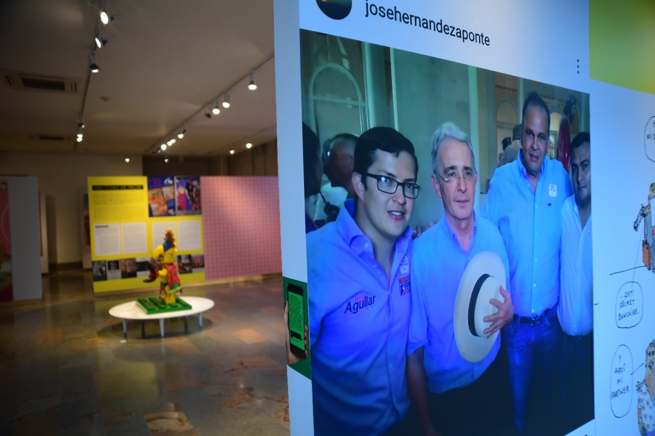 En una parte de la exhibición hay un gran mural en el que fueron juntadas varias caras influyentes. Desde Daneidy Barrera (Epa Colombia), Alejandra Azcárate, Amparo Grisales, Marta Lucía Ramírez, Uribe, Santos, Duque, la primera dama, Pastrana, Vicky Dávila, María Fernanda Cabal, Pacho Santos, Francisco el Matemático y Antonio Caro con una camiseta que dice “todo está muy facho”, entre otros rostros, hasta los mismos Xavier Andrade, Lucas Ospina y Ómar Rincón; un collage excéntrico que los espectadores podemos intervenir posando para una selfie, de modo que la muestra plantea una tesis central y es que todos somos parte de esa producción cultural. /Gustavo Torrijos.