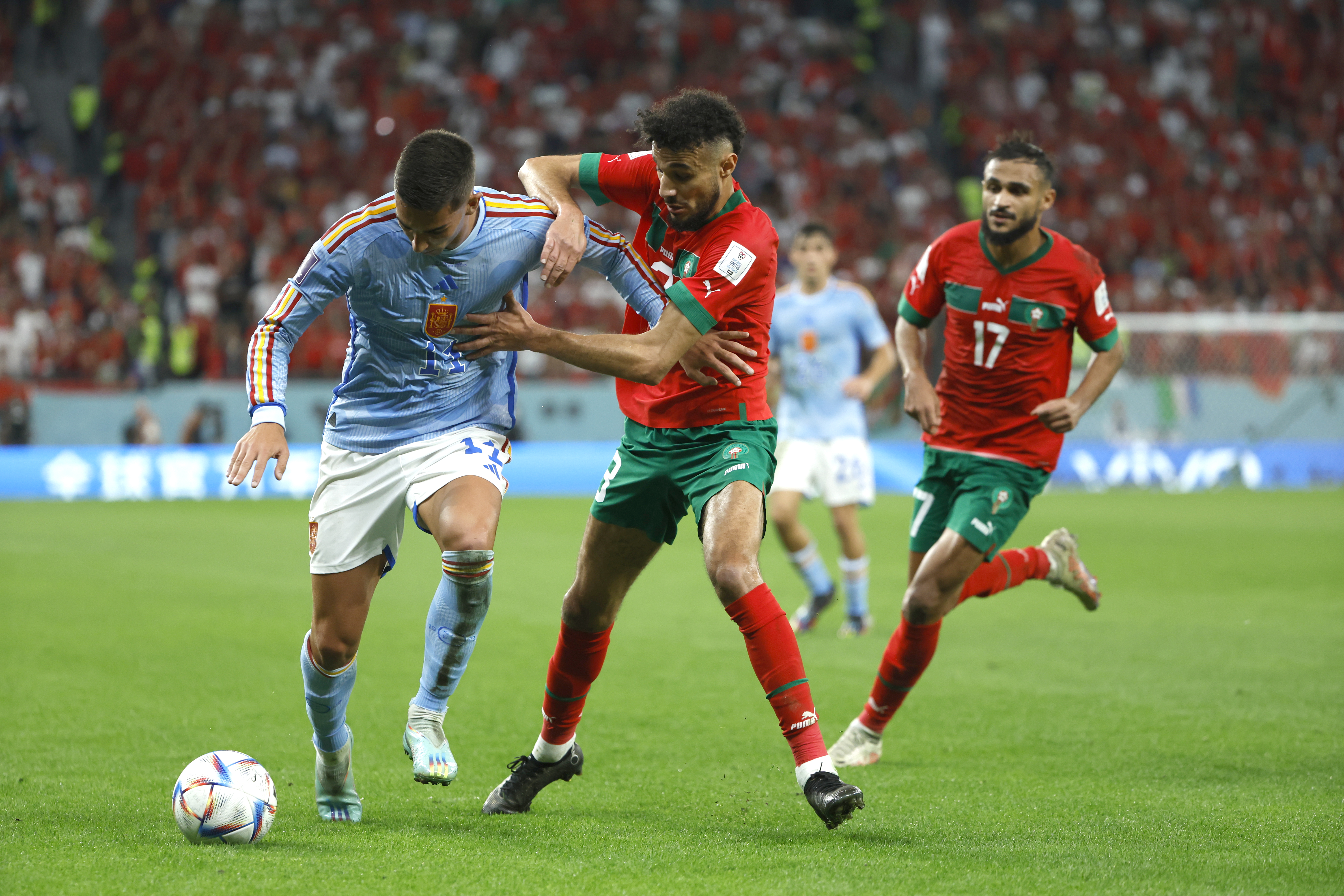 . RAYÁN (CATAR), 06/12/2022.- Noussair Mazraoui (c) de Marruecos disputa un balón con Ferrán Torres de España hoy, en un partido de los octavos de final del Mundial de Fútbol Qatar 2022 entre Marruecos y España en el estadio Ciudad de la Educación en Rayán (Catar). EFE/ Juanjo Martín