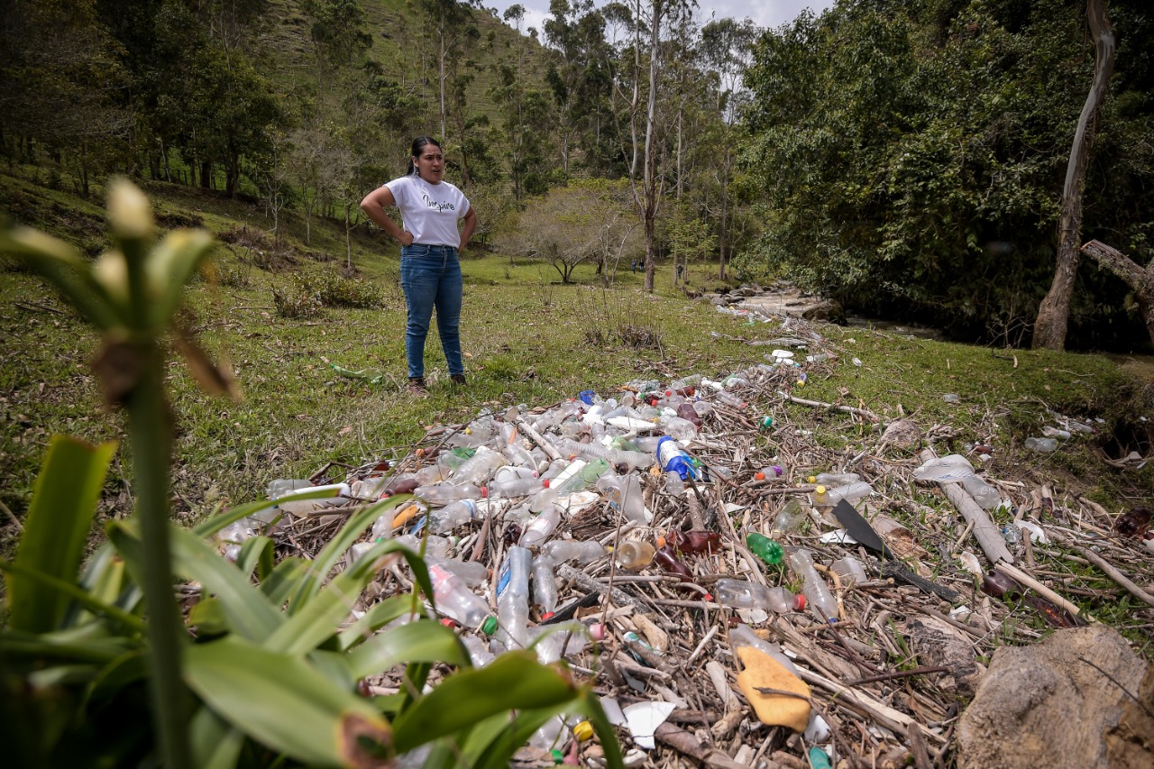 Las lideresas ambientales que luchan contra la basura y la minería en Tolima