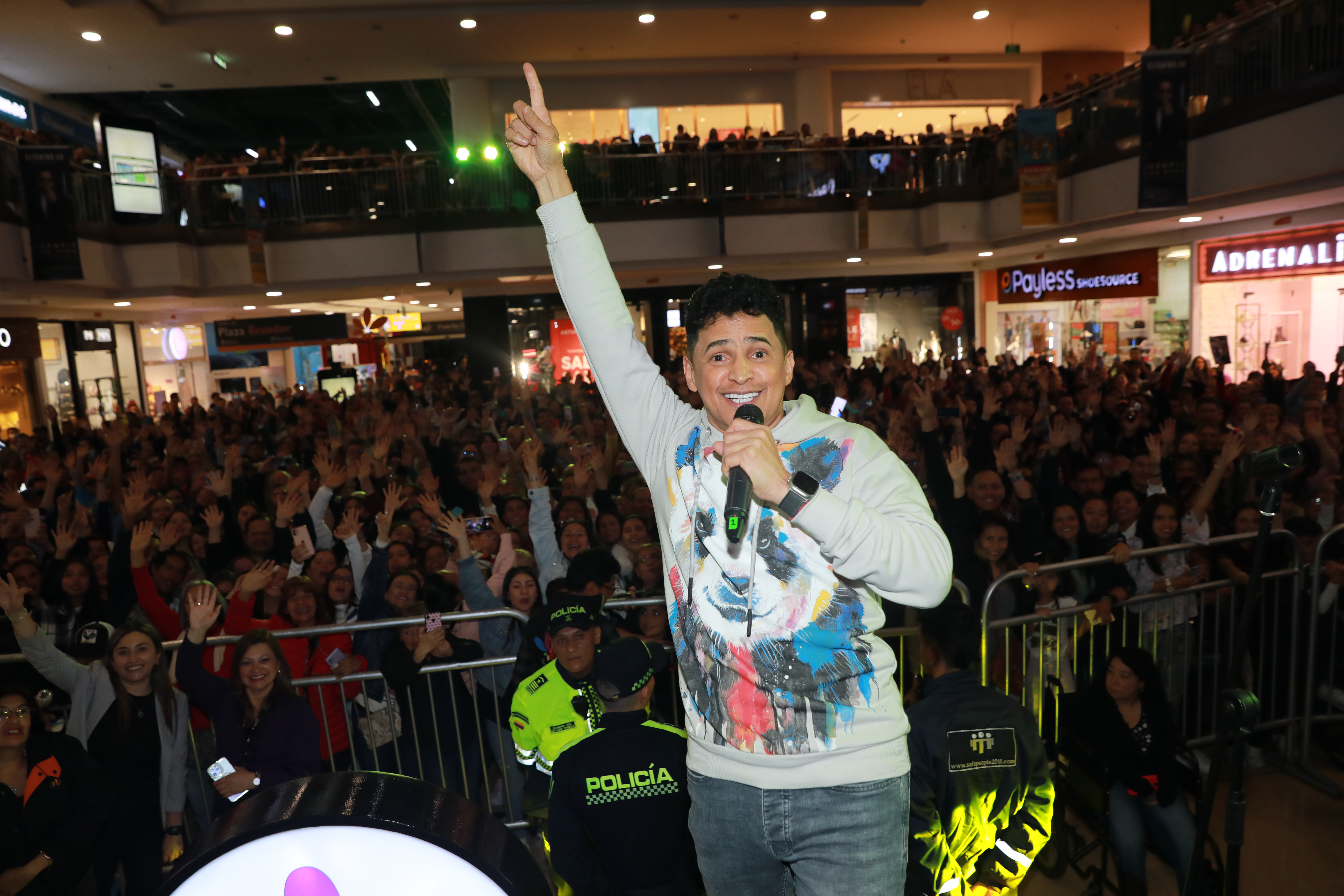 Jorge Celedón puso a cantar y bailar al público del C.C. Santafé con un gran show