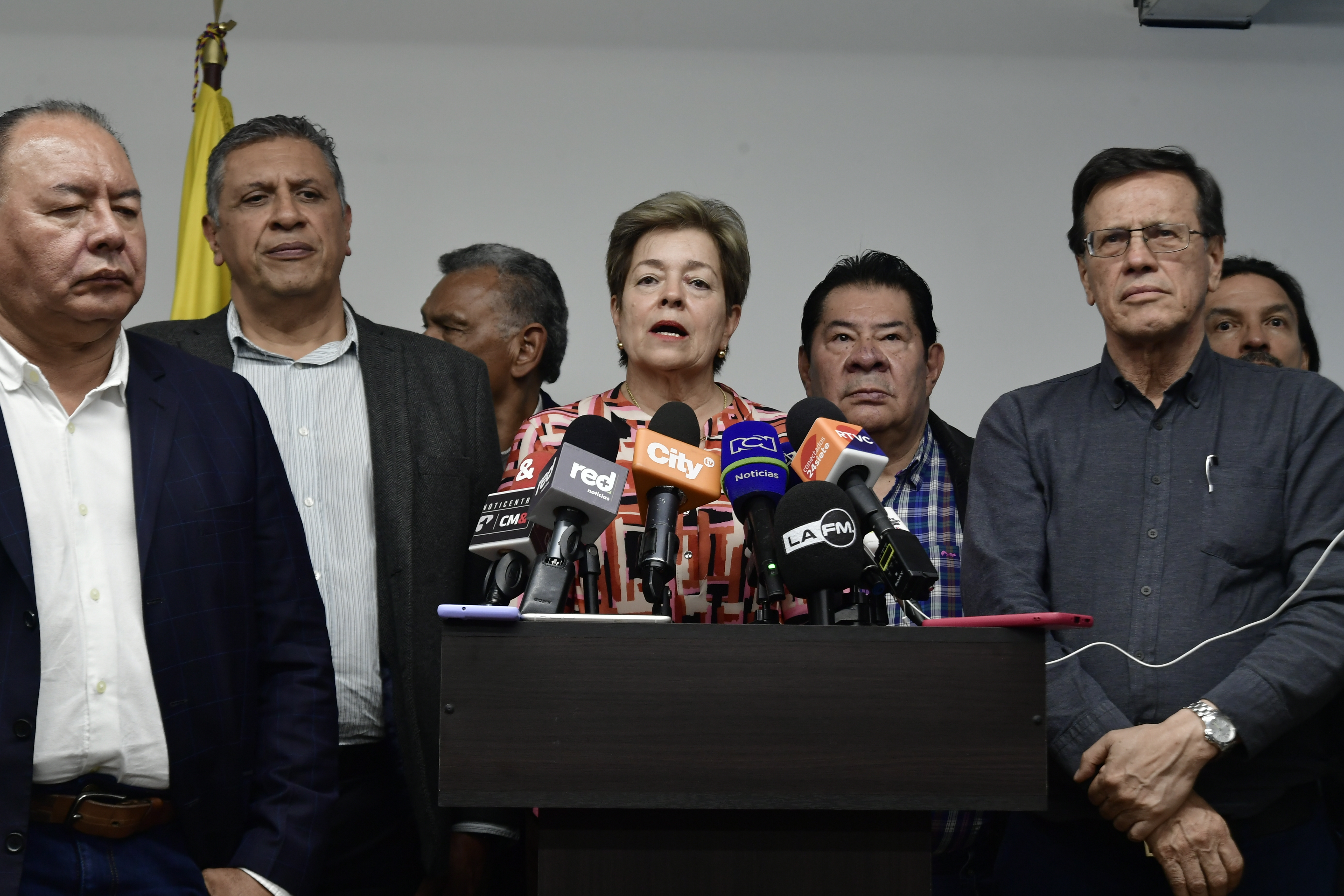 Ministra de Trabajo en la concertación del salario mínimo 2024, con centrales obreras.