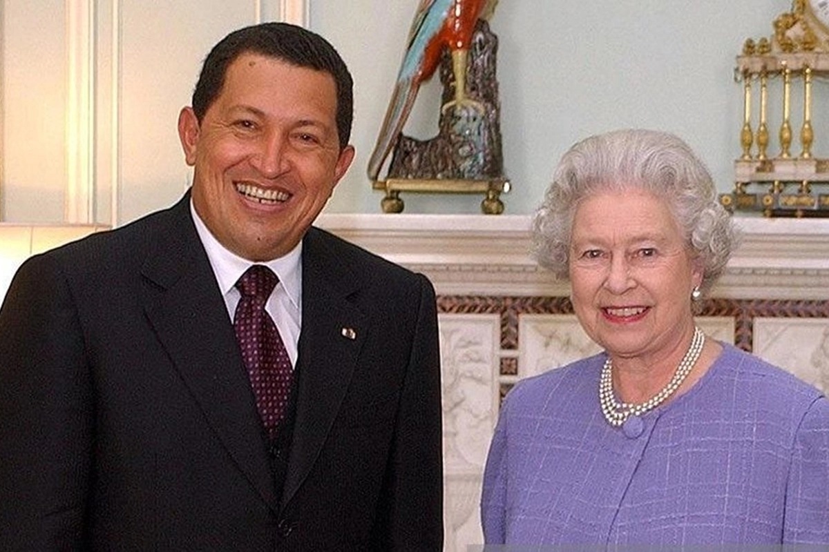 Video: La vez que Isabel II rechazó un abrazo de Hugo Chávez
