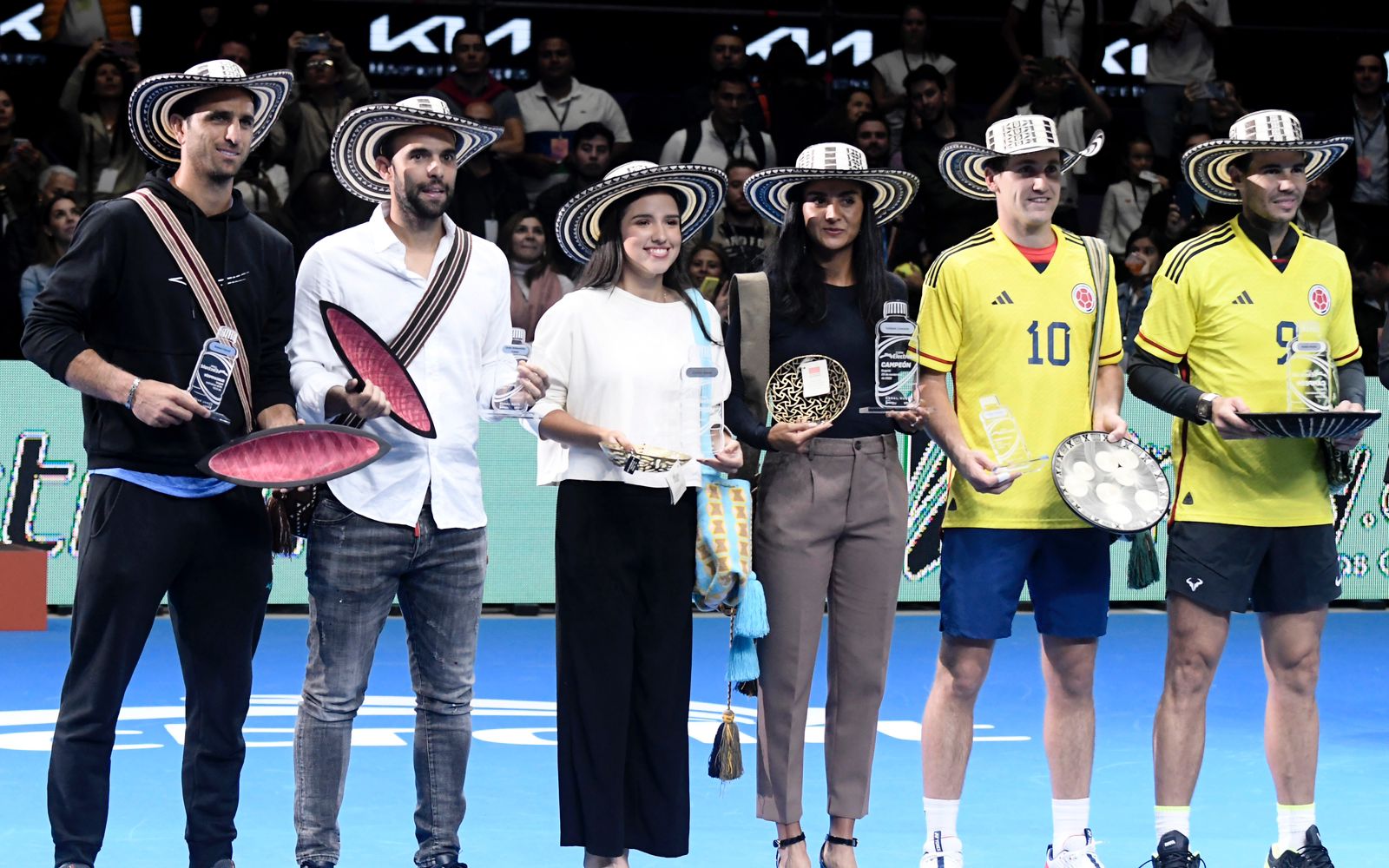 De izquierda a derecha: Robert Farah, Juan Sebastián Cabal, María Camila Osorio, Yuliana Lizarazo, Casper Ruud y Rafael Nadal.