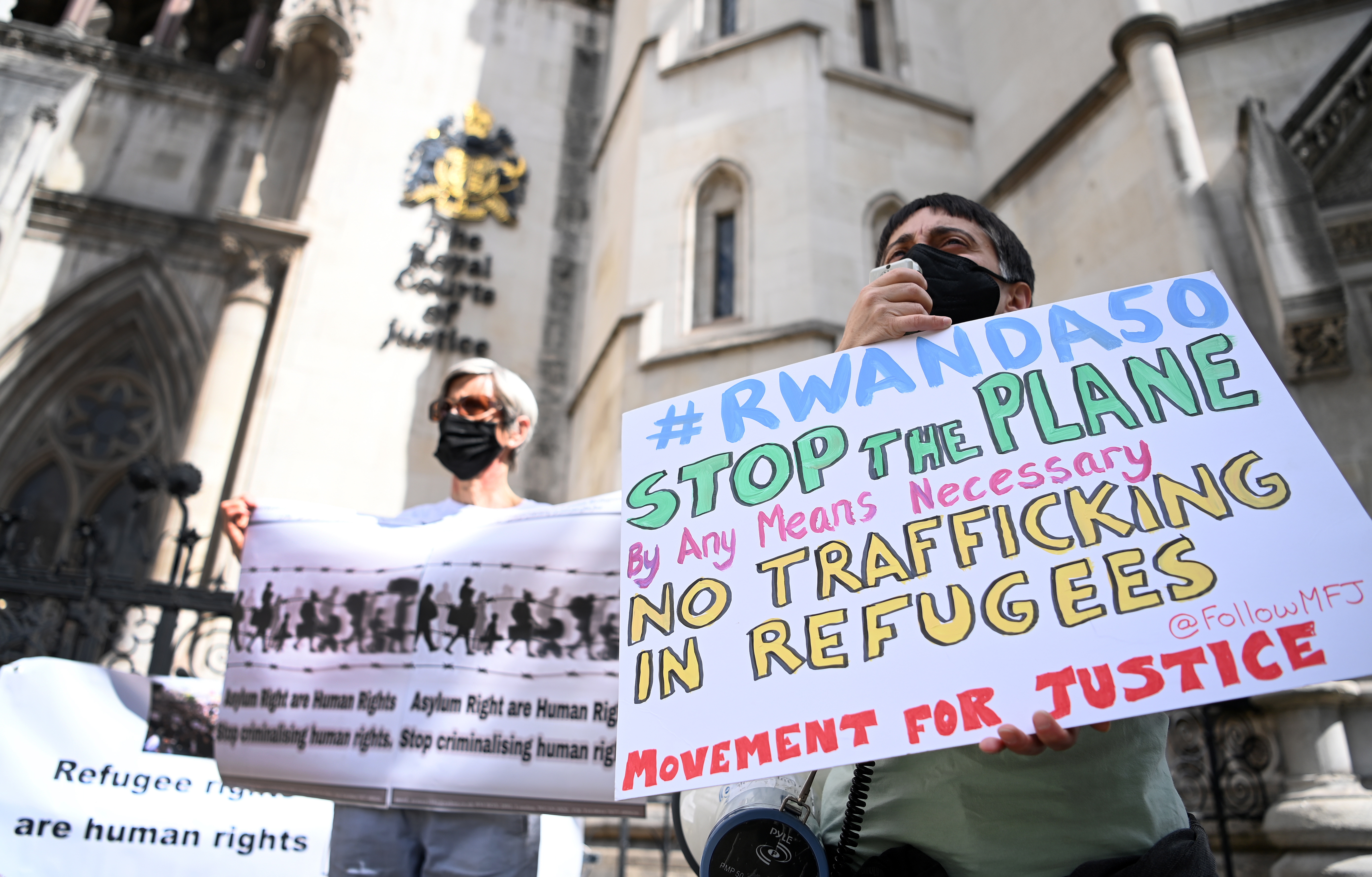 Justicia británica examina recurso contra expulsión de migrantes a Ruanda