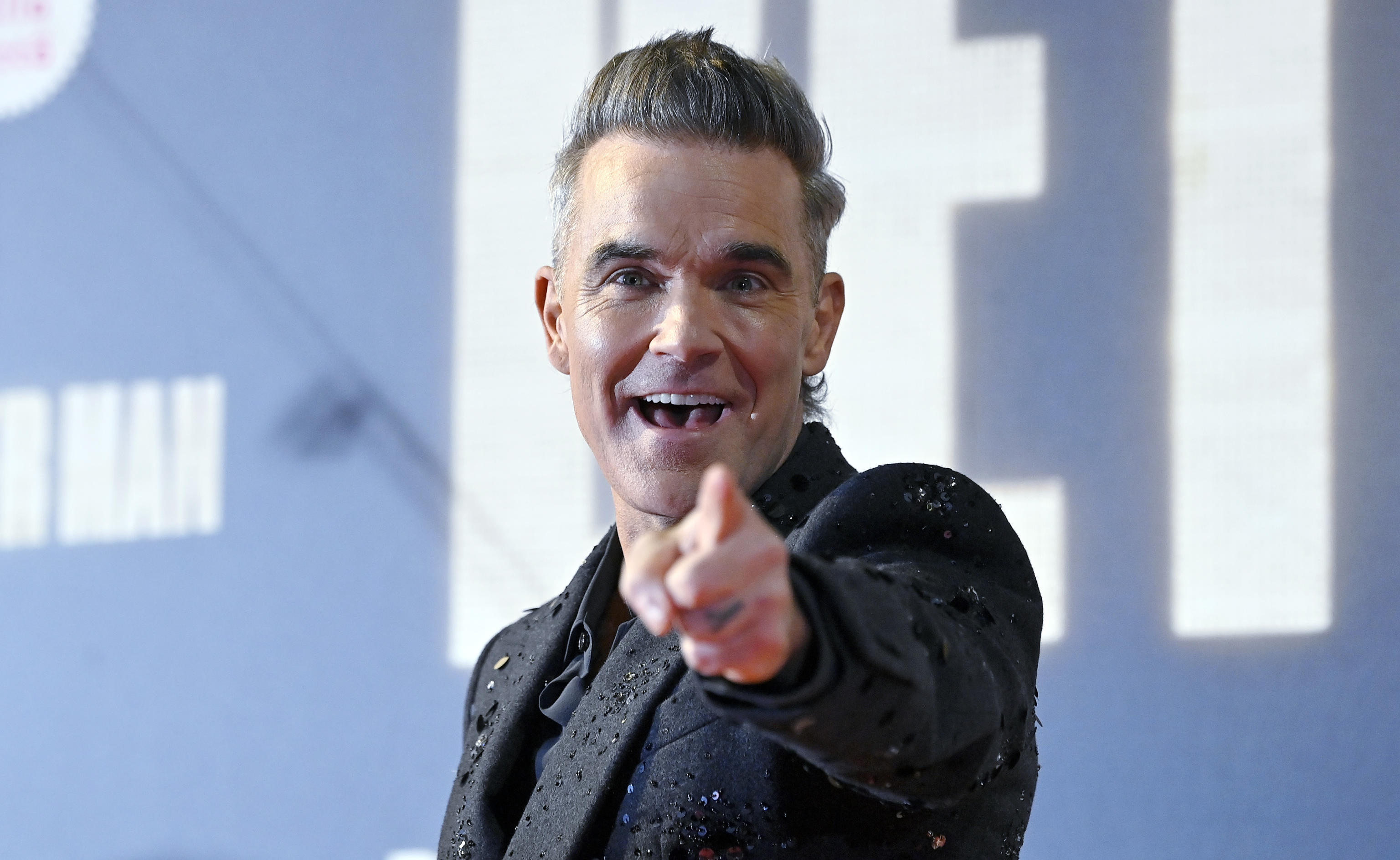 “Better Man”, un biopic de Robbie Williams hecho con altura y pasión