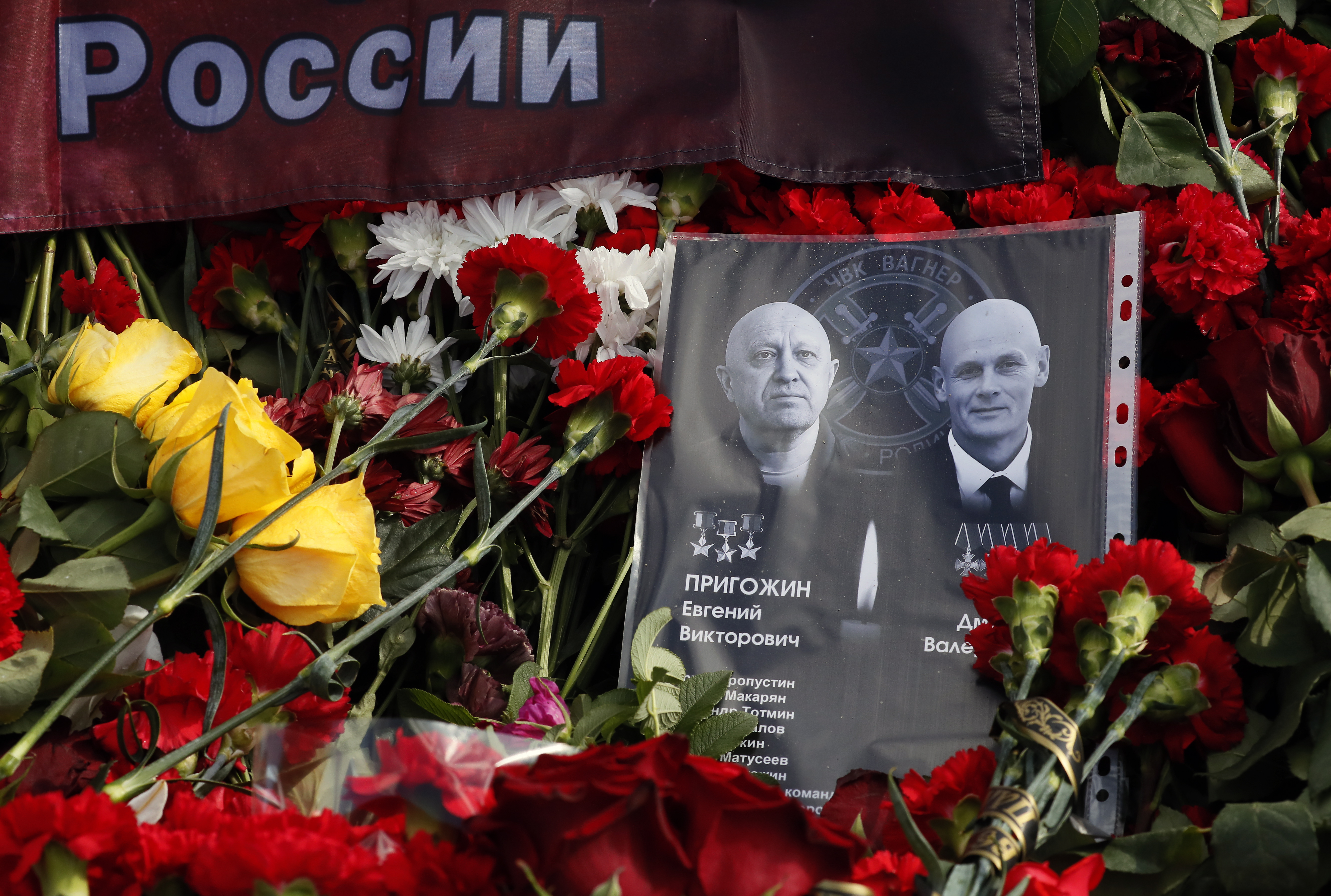 St. Petersburg (Russian Federation), 26/08/2023.- Portraits of the PMC Wagner leaders Yevgeny Prigozhin (L) and Dmitry Utkin are seen beside flowers at an informal memorial next to the former 'PMC Wagner Centre' in St. Petersburg, Russia, 26 August 2023. An investigation was launched into the crash of an aircraft in the Tver region in Russia on 23 August 2023, the Russian Federal Air Transport Agency said in a statement. Among the passengers was Wagner chief Yevgeny Prigozhin, the agency reported. (Rusia, Ucrania, San Petersburgo) EFE/EPA/ANATOLY MALTSEV