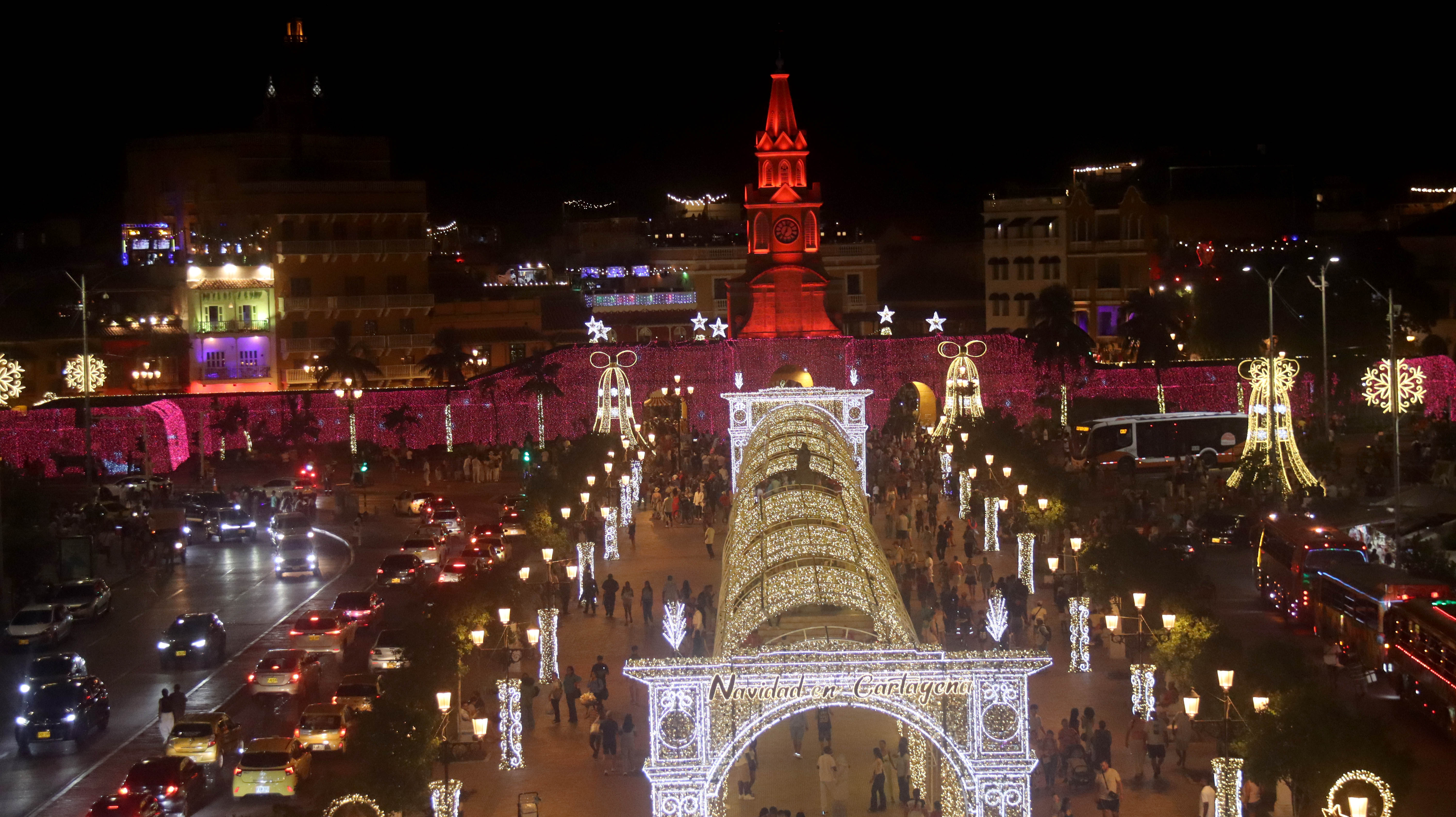 Al caer la noche, el mismo escenario se transforma con las luces navideñas, que iluminan más de 50 puntos distribuidos en las tres localidades de la ciudad y su zona rural.