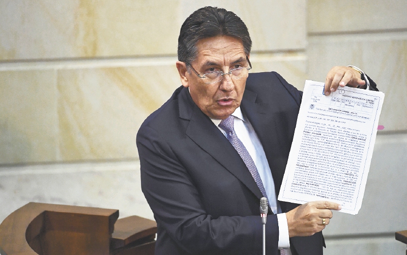 Fiscal Néstor Humberto Martínez ratifica que no se va de su cargo
