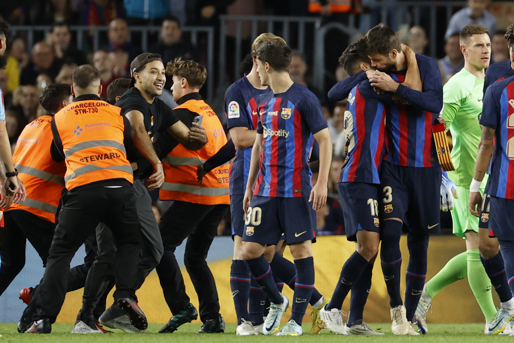 BARCELONA, 05/11/2022.- Un espontáneo (3-i) intenta saludar a Gerard Piqué (2-d) mientras abandona el terreno de juego, durante el encuentro de la decimotercera jornada de LaLiga entre el FC Barcelona y el UD Almería que disputan este sábado en el Camp Nou, en Barcelona. EFE/Toni Albir
