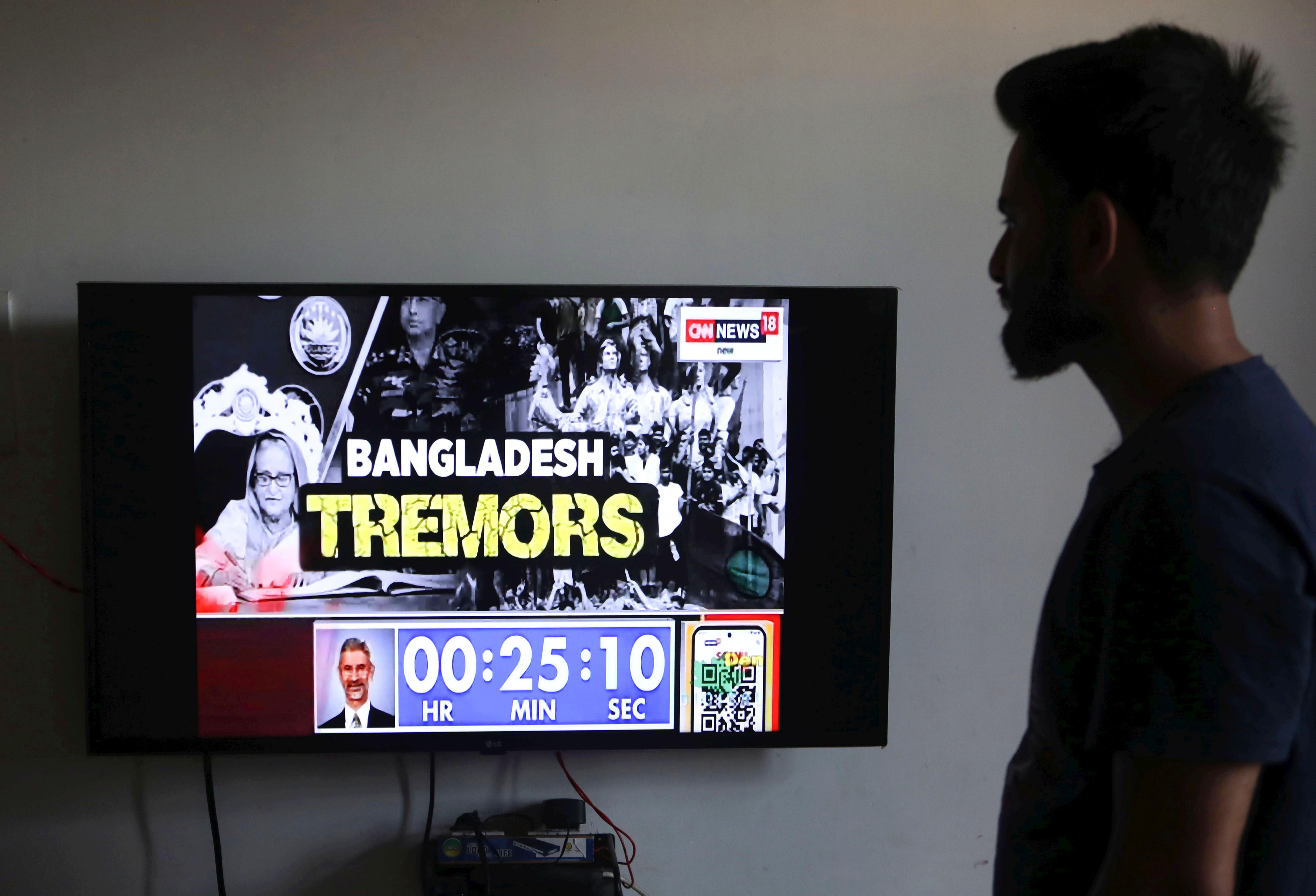 Srinagar (India), 06/08/2024.- A Kashmiri man watches TV news informing on Bangladesh following the prime minister's resignation, in Srinagar, the summer capital of Indian Kashmir, 06 August 2024. In an address to the nation, Chief of Army Staff General Waker-Uz-Zaman announced on 05 August that Bangladeshi Prime Minister Sheikh Hasina has resigned after weeks of unrest and an interim government will be formed to run the country. Violence broke out in Dhaka and other regions following student-led protests demanding reforms to the government's job quota system. (Protestas) EFE/EPA/FAROOQ KHAN