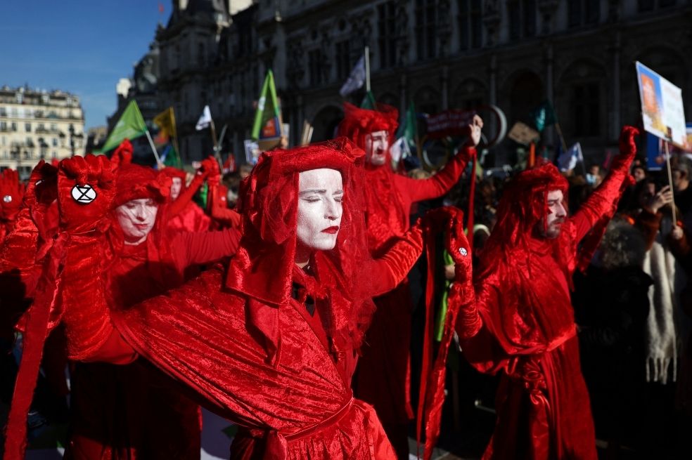 Los miembros de la Red Rebel Brigade, una compañía internacional de artistas de performance, se manifiestan en el centro de París pidiendo acción sobre el cambio climático.