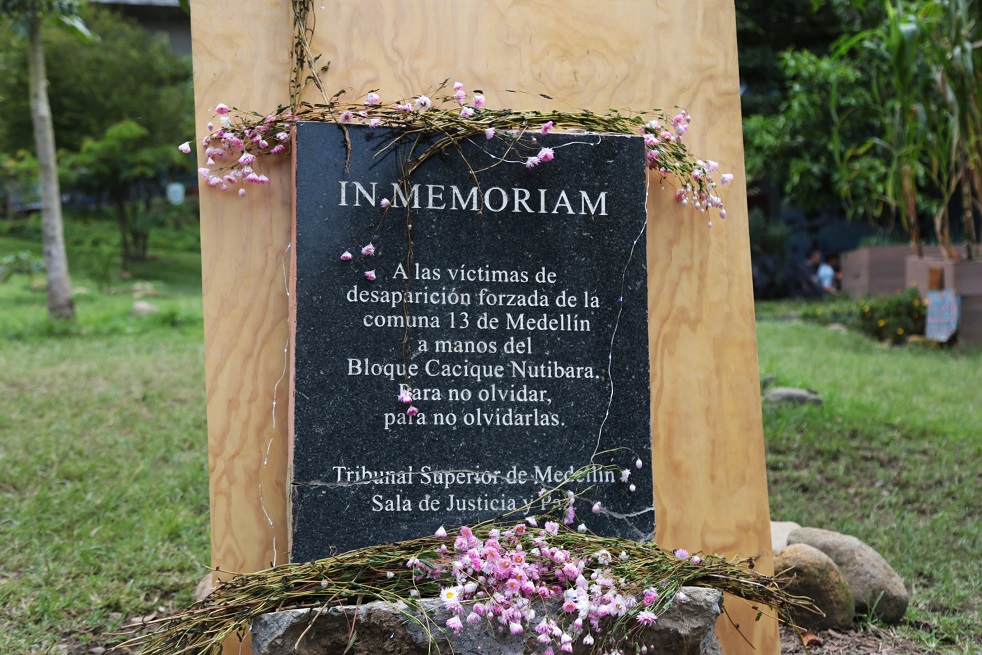 Esta placa señaliza el proceso de búsqueda y exigencia de justicia en La Escombrera para encontrar a sus familiares desaparecidos.