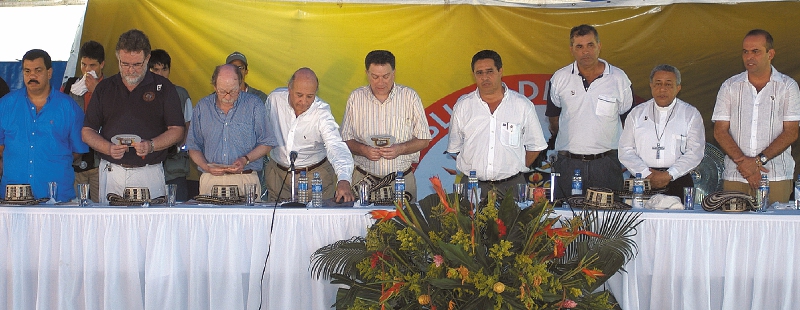 En el centro de la mesa el entonces comisionado de Paz, Luis Carlos Restrepo, junto a representantes de la Iglesia católica, la Comisión Exploratoria de Paz y jefes paramilitares de las Autodefensas Unidas de Colombia (AUC). / Archivo El Espectador