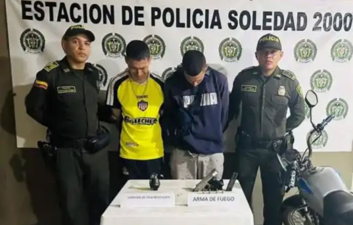 Capturan a dos hombres que amenazaban a conductor de bus con pistola en Soledad
