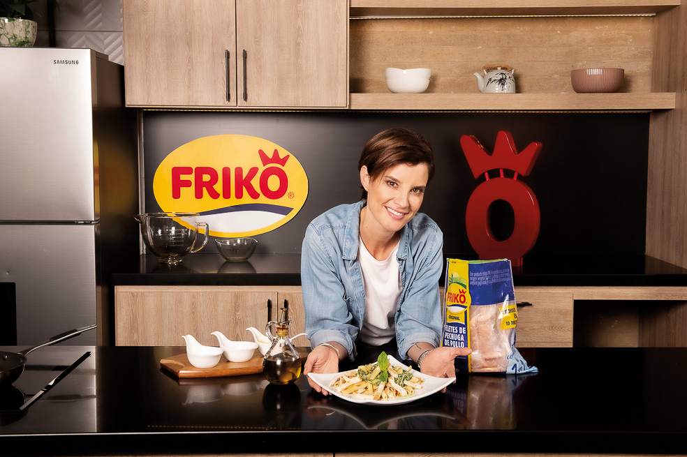Ana Wills enseña a preparar pasta pesto con filete de pechuga Friko