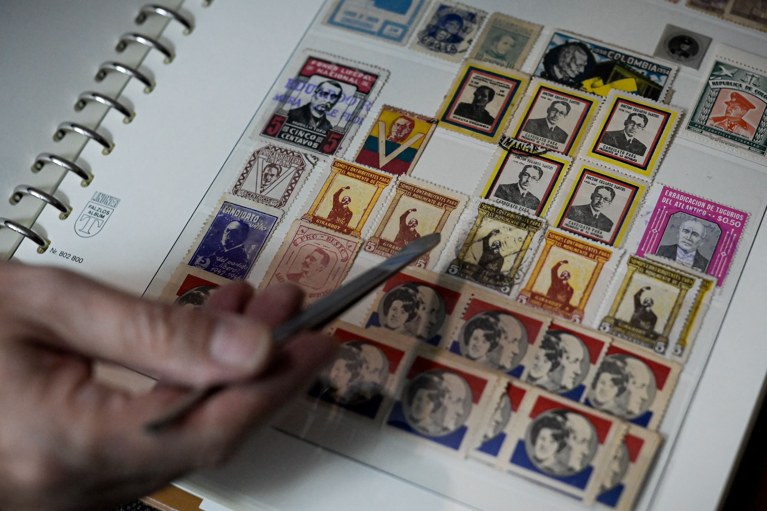 El coleccionista de estampillas que guarda la memoria de Colombia