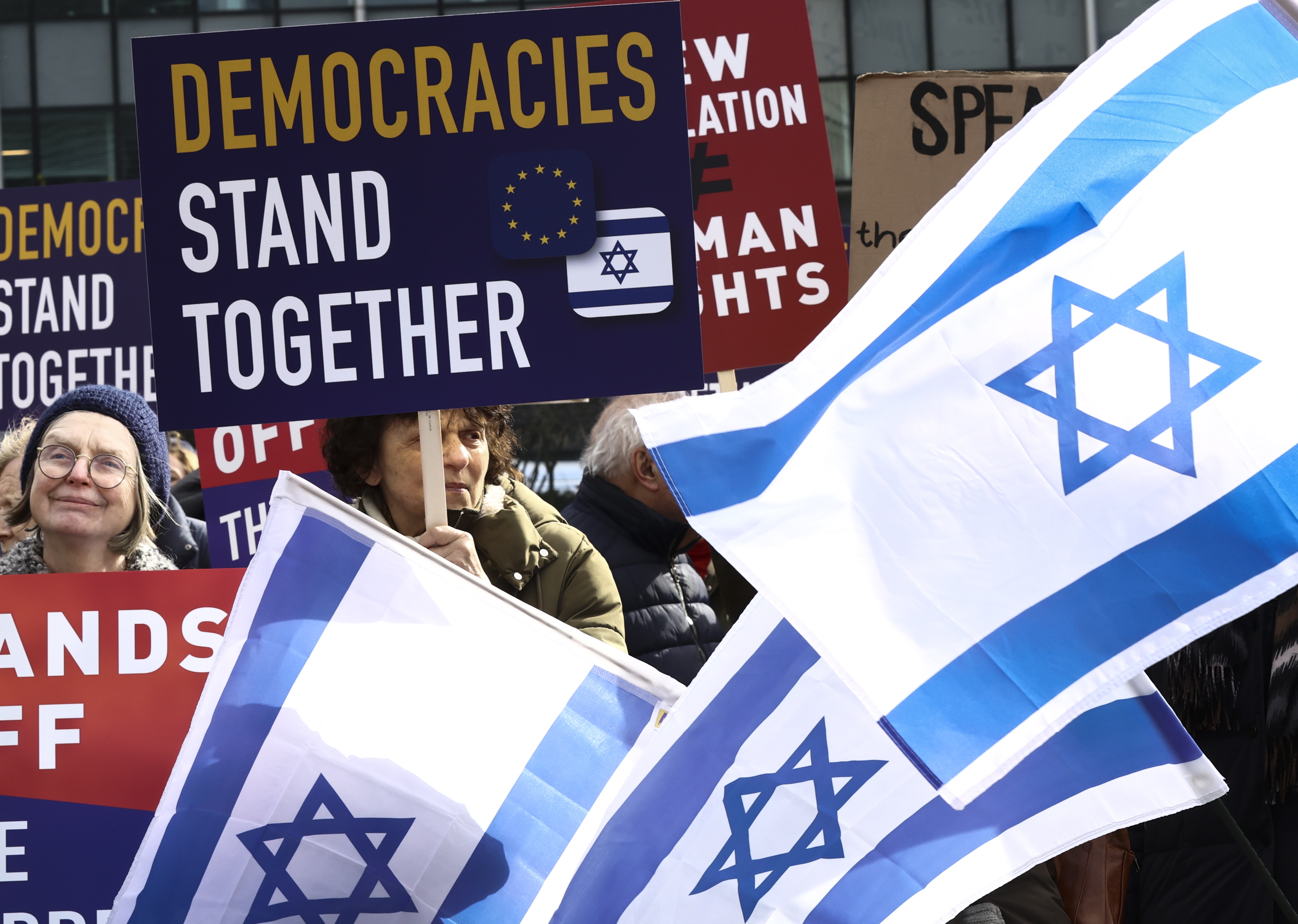 Brussels (Belgium), 27/03/2023.- People, mainly Israeli, take part in a protest for democracy in Israel, near European institutions headquarters in Brussels, Belgium, 27 March 2023. In Israel, mass protests have been held for 12 weeks against the government's plans to reform the justice system and limit the power of the Israeli Supreme Court. (Protestas, Bélgica, Bruselas) EFE/EPA/OLIVIER HOSLET