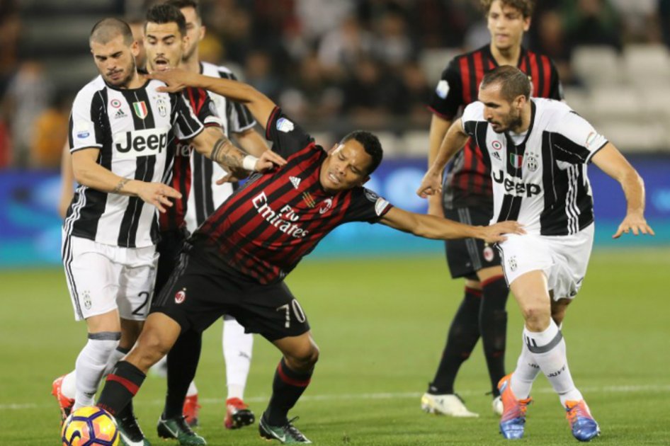 El delantero colombiano del Milán, Carlos Bacca (c), disputa una pelota este viernes en el partido ante Juventus. / AFP