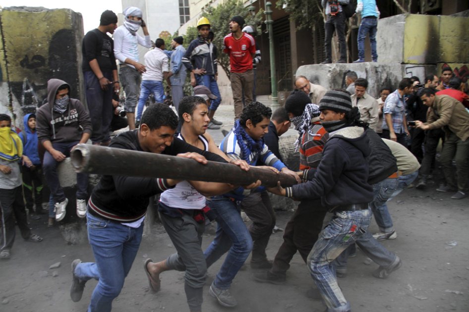 Tras dos años de la revolución, manifestantes vuelven al centro de El Cairo