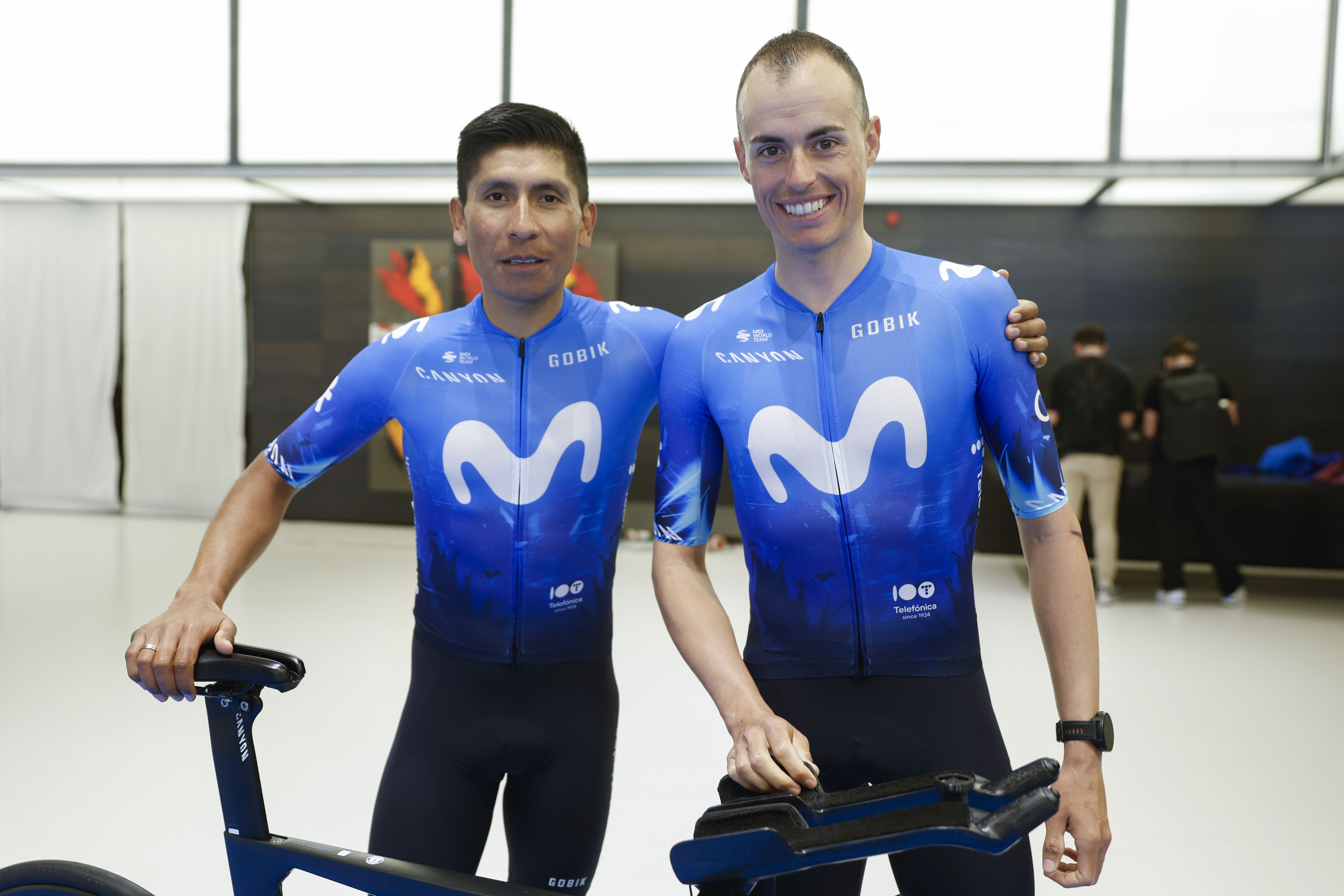 MADRID, 21/12/2023.- Los ciclistas Nairo Quintana (i) y Enric Mas posan mientras participan en la presentación del equipo Movistar en Madrid, este jueves. EFE/ Mariscal
