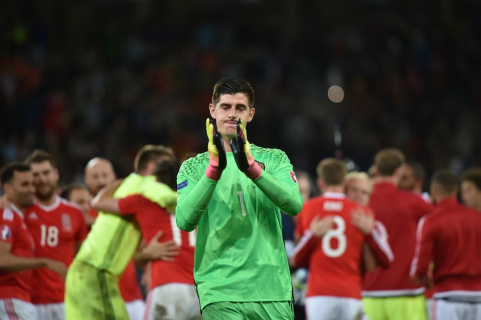El belga Thibaut Courtois criticó la táctica de su entrenador en el duelo ante Gales