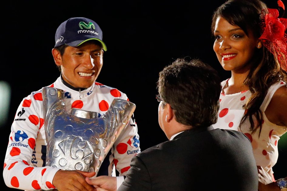 Nairo Quintana recibe el reconocimiento como el mejor escalador del Tour de Francia. Foto: AFP