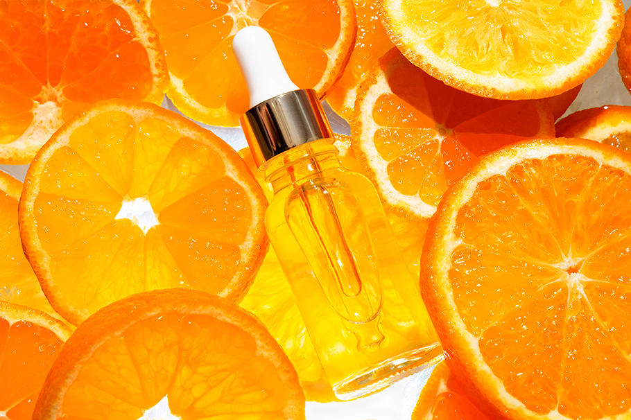 Sol y vitamina C: todos sus beneficios para la piel, incluso en verano