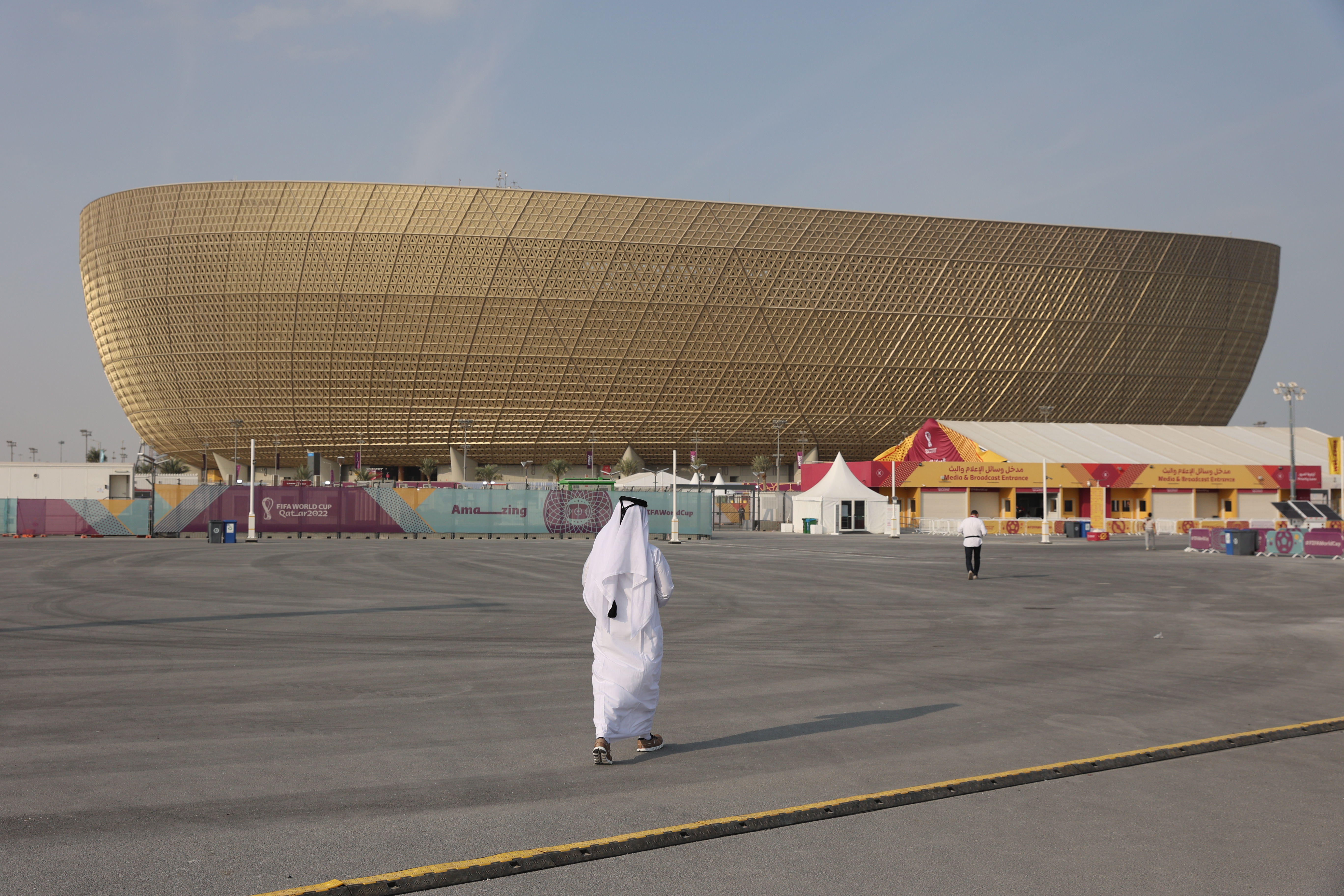 Doha (Qatar), 19/11/2022.- A Qatari man walk next to Lusail Stadium in Doha, Qatar, 19 November 2022. The FIFA World Cup Qatar 2022 will take place from 20 November to 18 December 2022 in Qatar. (Mundial de Fútbol, Estados Unidos, Catar) EFE/EPA/ABIR SULTAN