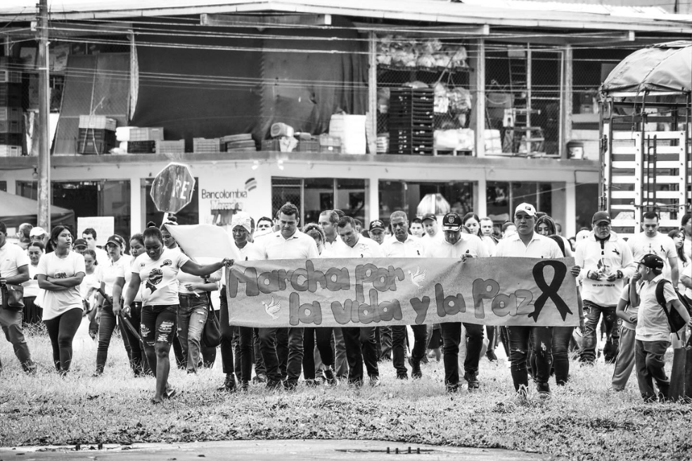La Alcaldía de Calamar convocó a una marcha por la paz, tras el hallazgo de la fosa común, con el objetivo de pedir que cese la guerra en el territorio.