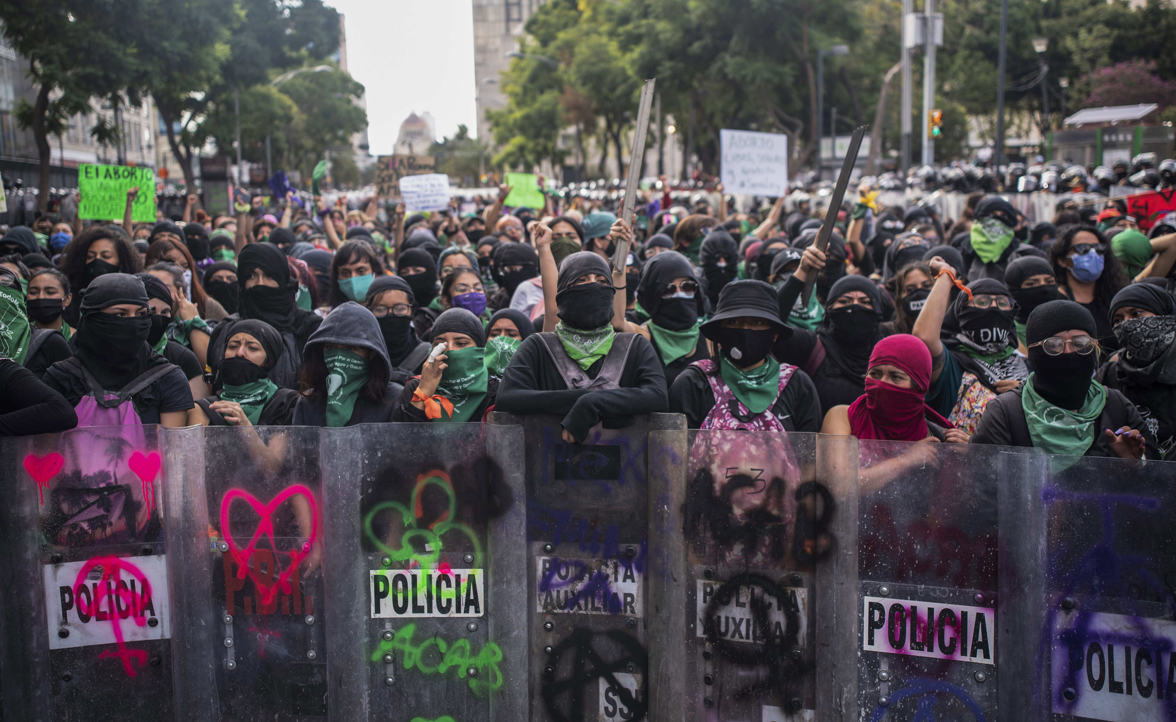 Los choques con la policía empezaron desde el inicio de la marcha en Ciudad de México, cuando las manifestantes hicieron pintas y destrozos en mobiliario público y monumentos que se encuentran en el camino hacia el centro de la capital, constató la AFP.