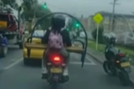 Imprudencia en la vía: en Kennedy se llevaron un  trasteo en una moto