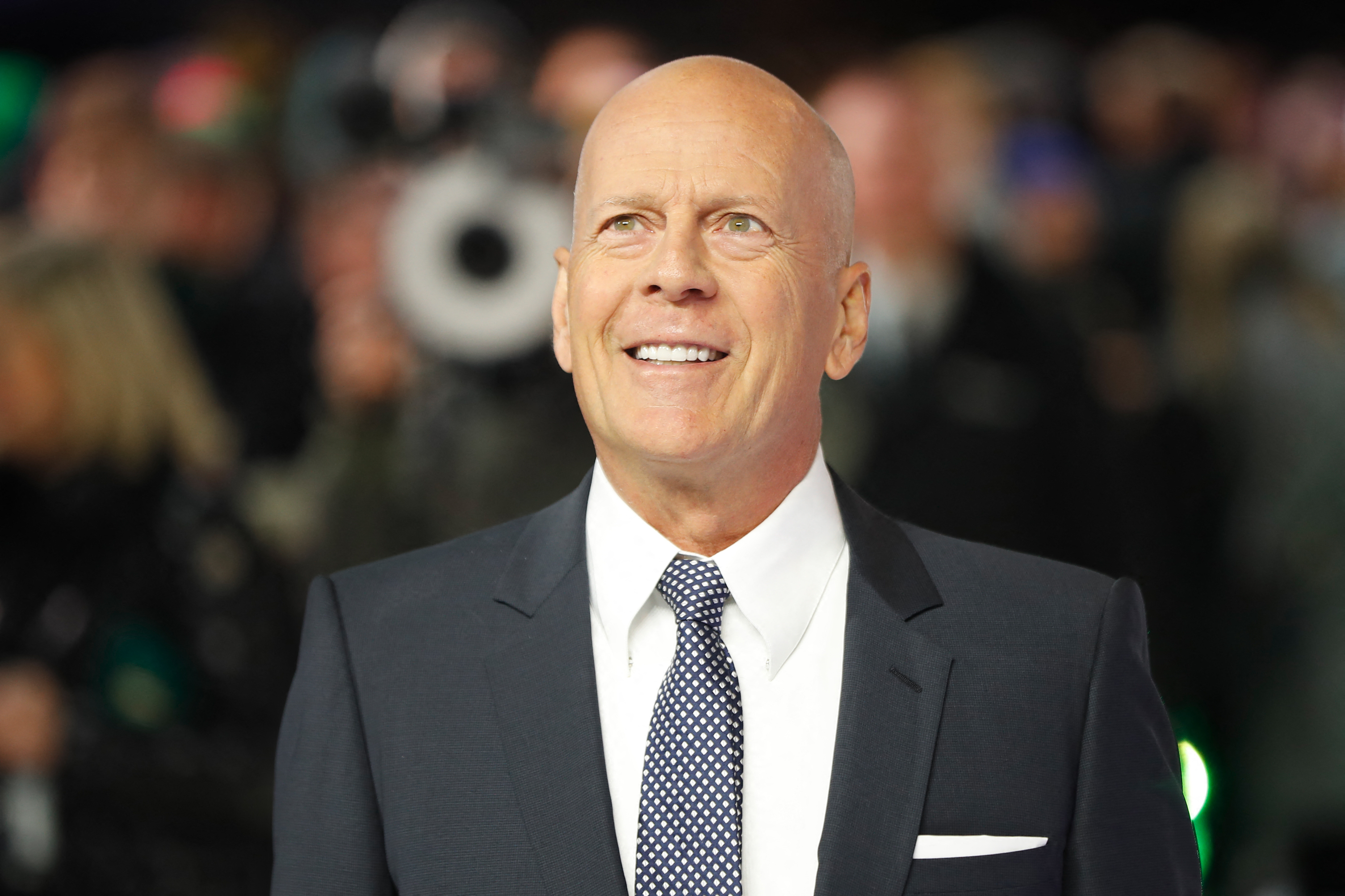 Esposa de Bruce Willis, Emma Heming, contó qué película lo dañó y aceleró demencia