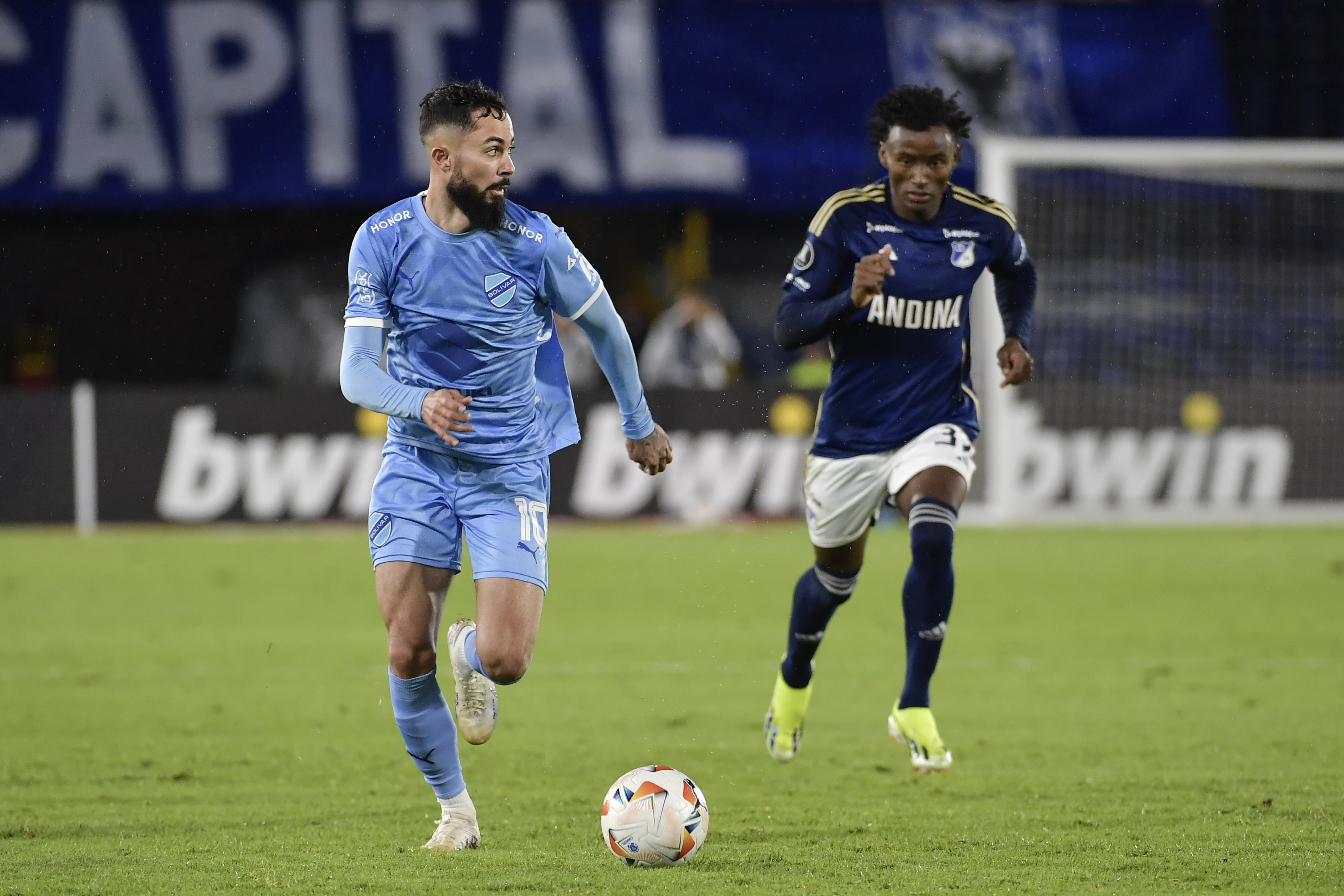 Jugador del Bolívar de Bolivia durante su compromiso ante Millonarios por la Copa Libertadores en el estadio El Campin de Bogotá