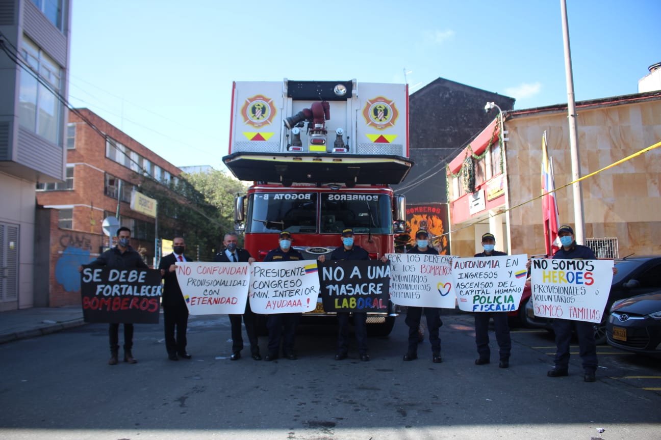 Bomberos protestaron por mejores condiciones laborales en el centro de Bogotá