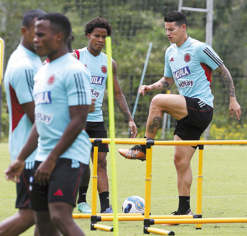 James Rodríguez (der.) participa en un entrenamiento de la selección Colombia en la sede deportiva de Atlético Nacional, en el municipio de Guarne (Colombia). Colombia se prepara para enfrentar este martes a Ecuador como visitante por la jornada 4 de las eliminatorias sudamericanas para el Mundial de 2026. 
