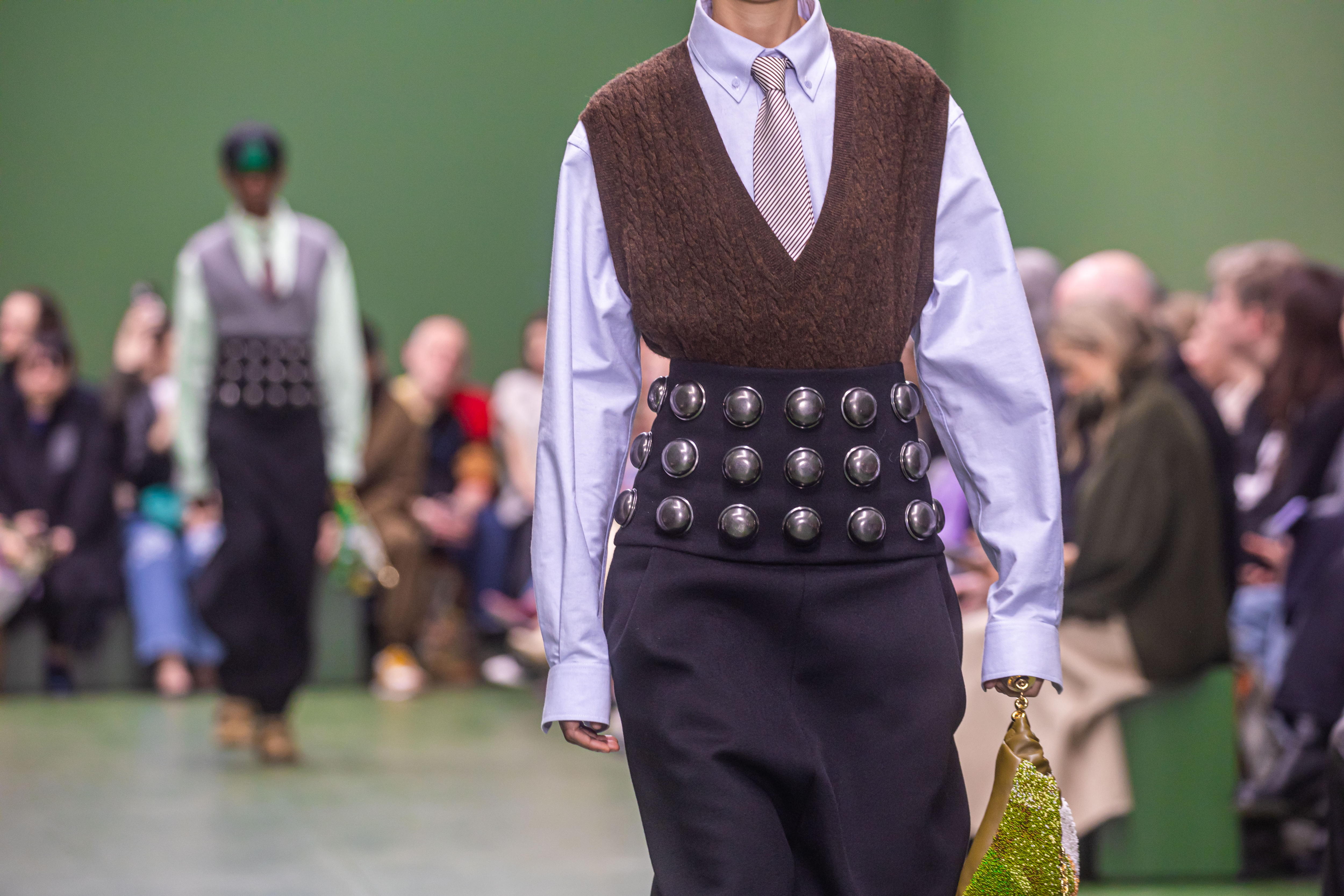 Paris (France), 01/03/2024.- A model presents a creation from the Fall/Winter 2024/2025 Collection by Loewe during Paris Fashion Week, in Paris, France, 01 March 2024. The presentation of the women's collections runs from 25 February to 05 March 2024. (Moda, Francia) EFE/EPA/CHRISTOPHE PETIT TESSON