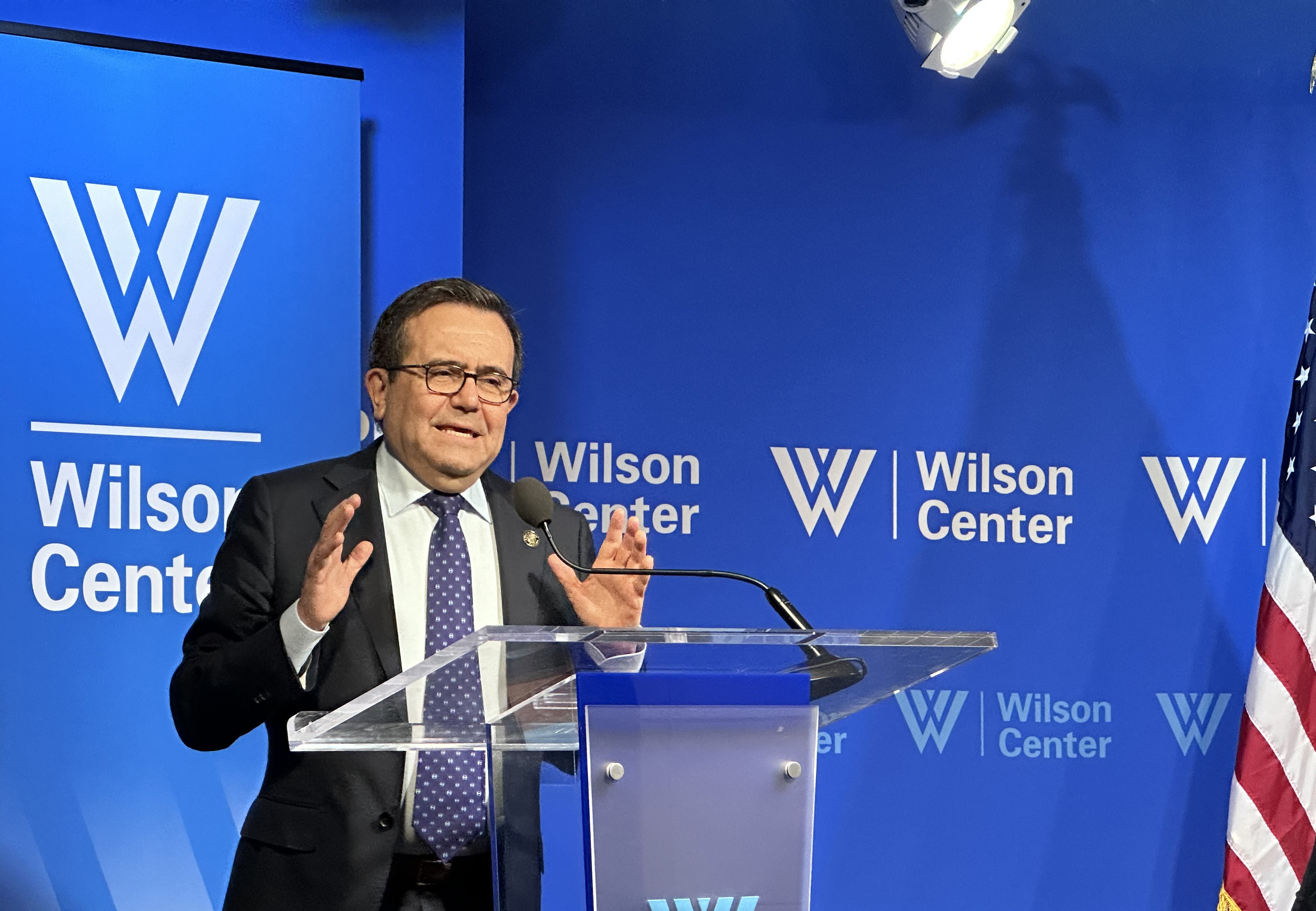 AME1701. WASHINGTON (ESTADOS UNIDOS), 16/08/2023.- Ildefonso Guajardo, exsecretario de Economía de México durante la administración de Enrique Peña Nieto (2012-2018), habla hoy durante un conversatorio en el Wilson Center en Washington (EE.UU). El expresidente de Estados Unidos Donald Trump solía referirse al actual mandatario de México, Andrés Manuel López Obrador, como "Juan Trump" por las similitudes entre ambos, reveló este jueves el exsecretario mexicano de Economía Ildefonso Guajardo. EFE/ Octavio Guzmán